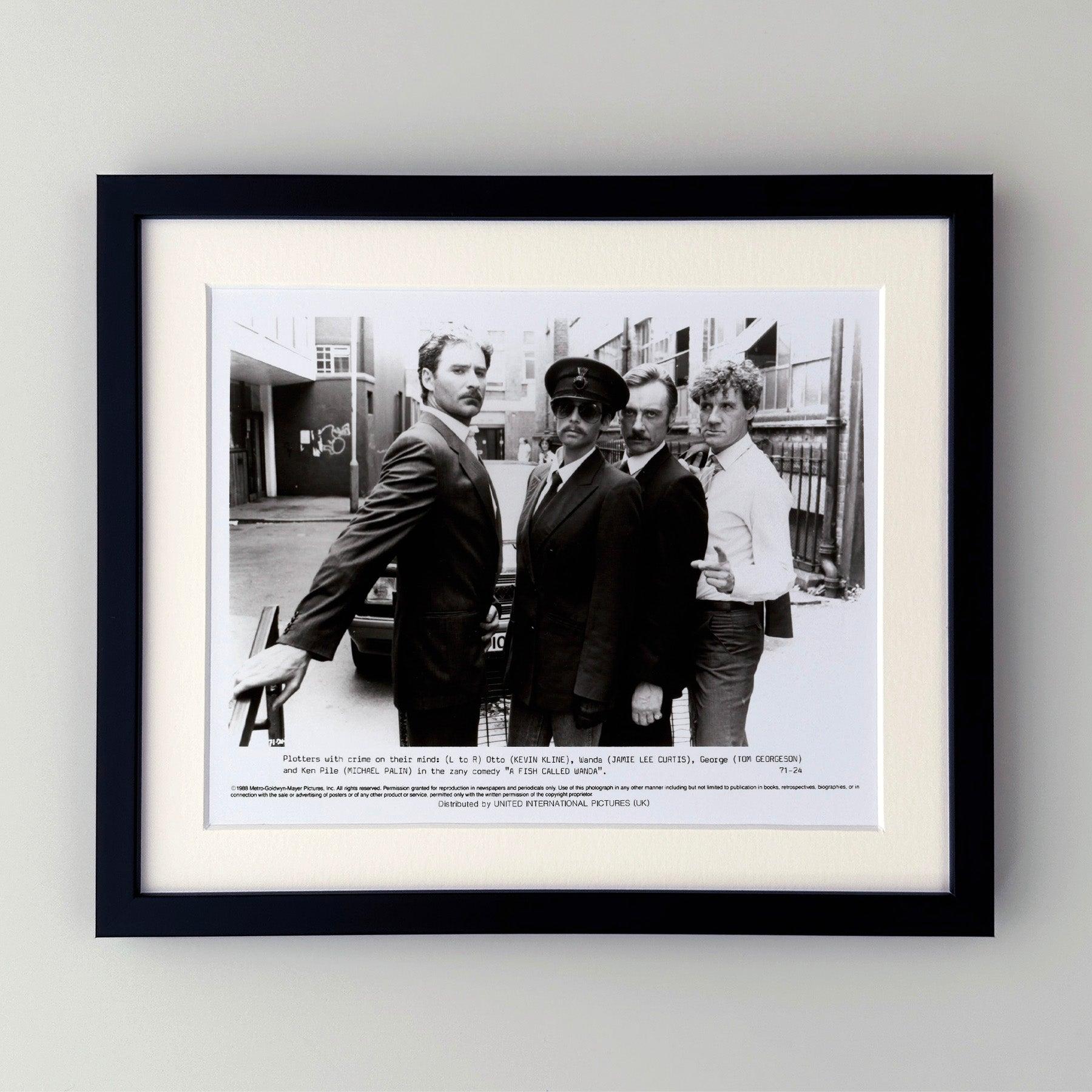 Original 8x10 Zoll Presse-Werbestill für A Fish Called Wanda (1988) mit John Cleese, Jamie Lee Curtis, Kevin Kline und Michael Palin in den Hauptrollen und unter der Regie von Charles Crichton, John Cleese.

Werbefotos (Film/Produktion) wurden