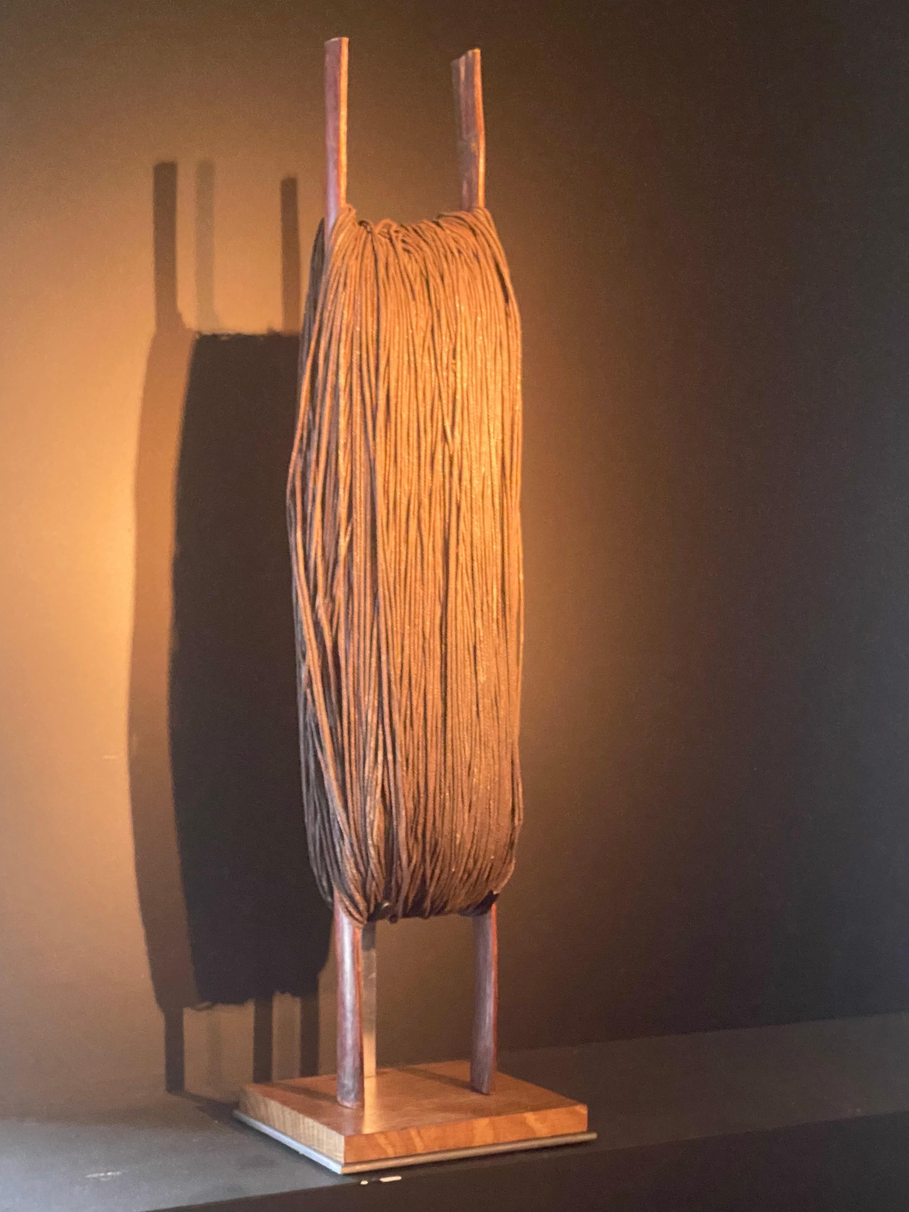 Un eccezionale strumento di lavoro di un pescatore asiatico,
in legno di bambù e corda,
grande patina e lucentezza dell'oggetto,
un bellissimo oggetto unico da collezionare,
dall'isola indonesiana di Flore,
Provenienza: David Manfredi,