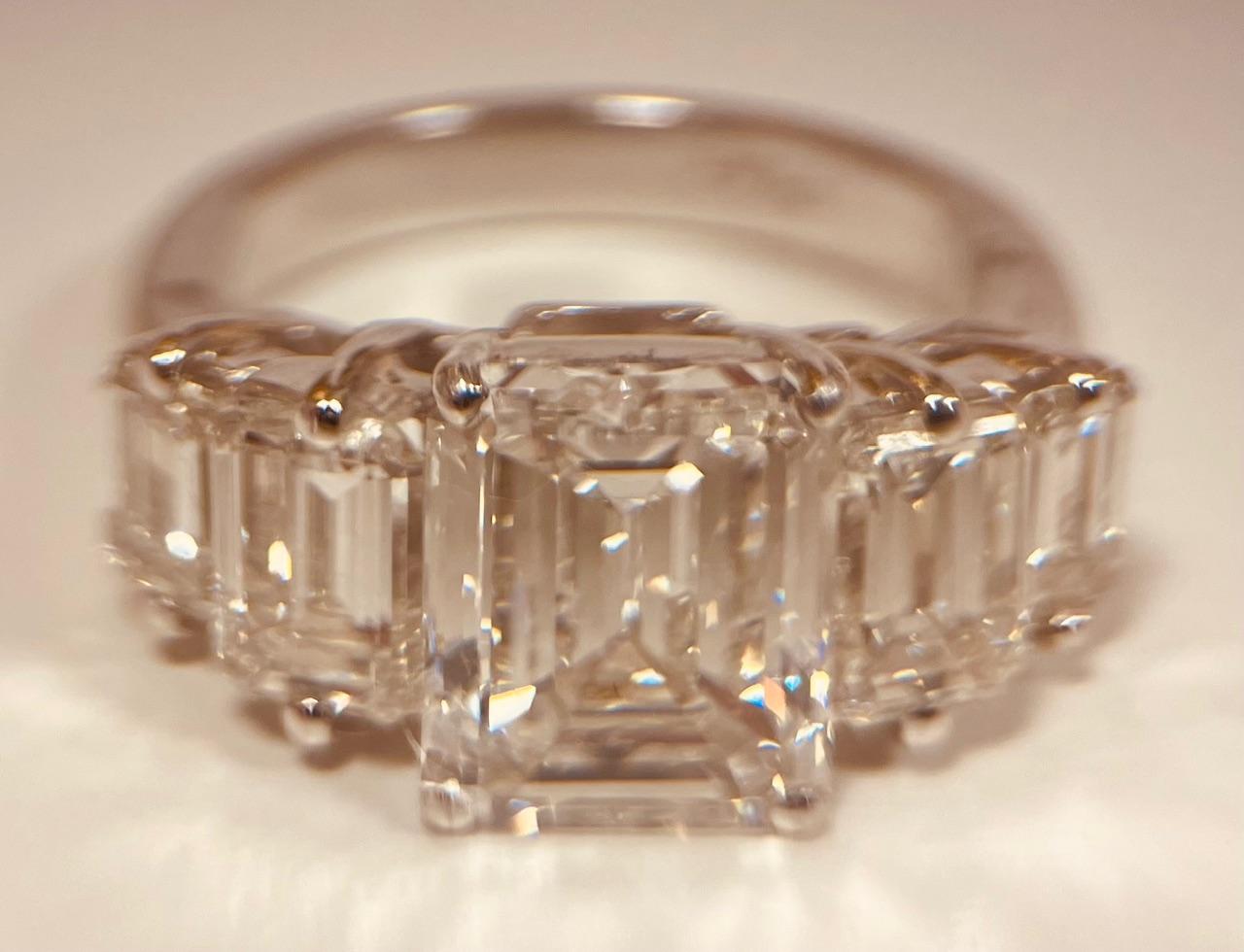 Bague à cinq pierres centre un diamant de 3 carats de taille émeraude en vente 5