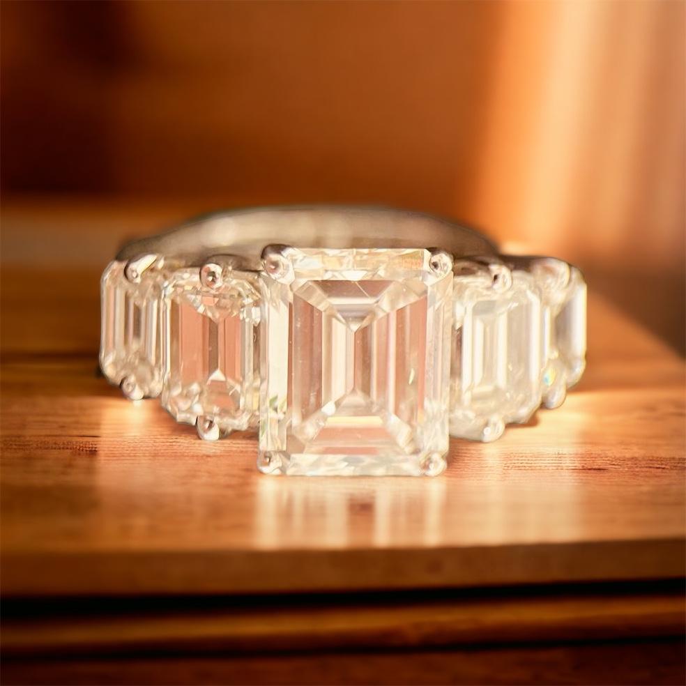 Bague à cinq pierres centre un diamant de 3 carats de taille émeraude en vente 3
