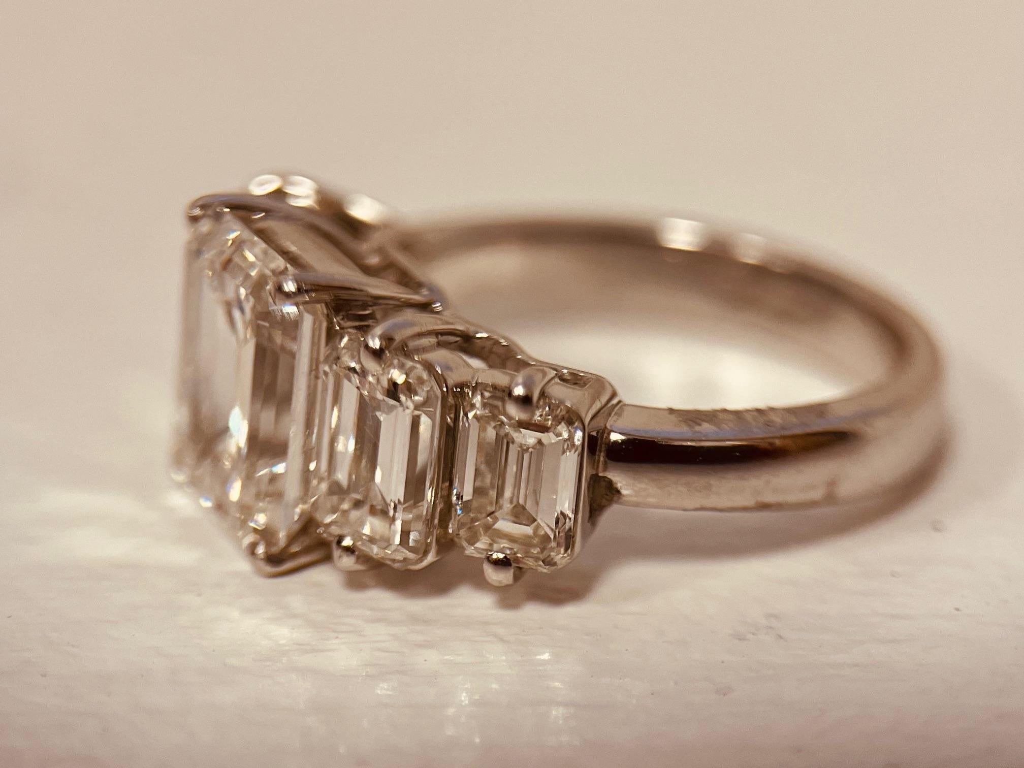 Bague à cinq pierres centre un diamant de 3 carats de taille émeraude en vente 6