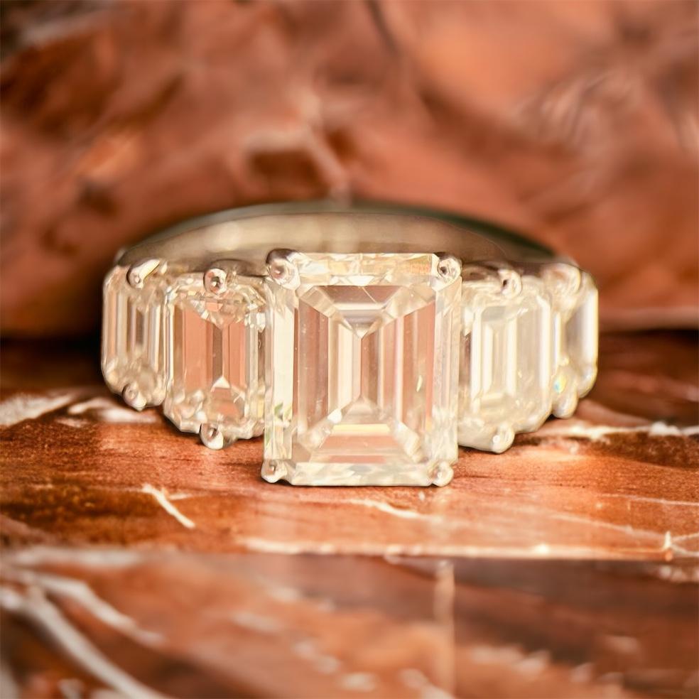 Bague à cinq pierres centre un diamant de 3 carats de taille émeraude en vente 8