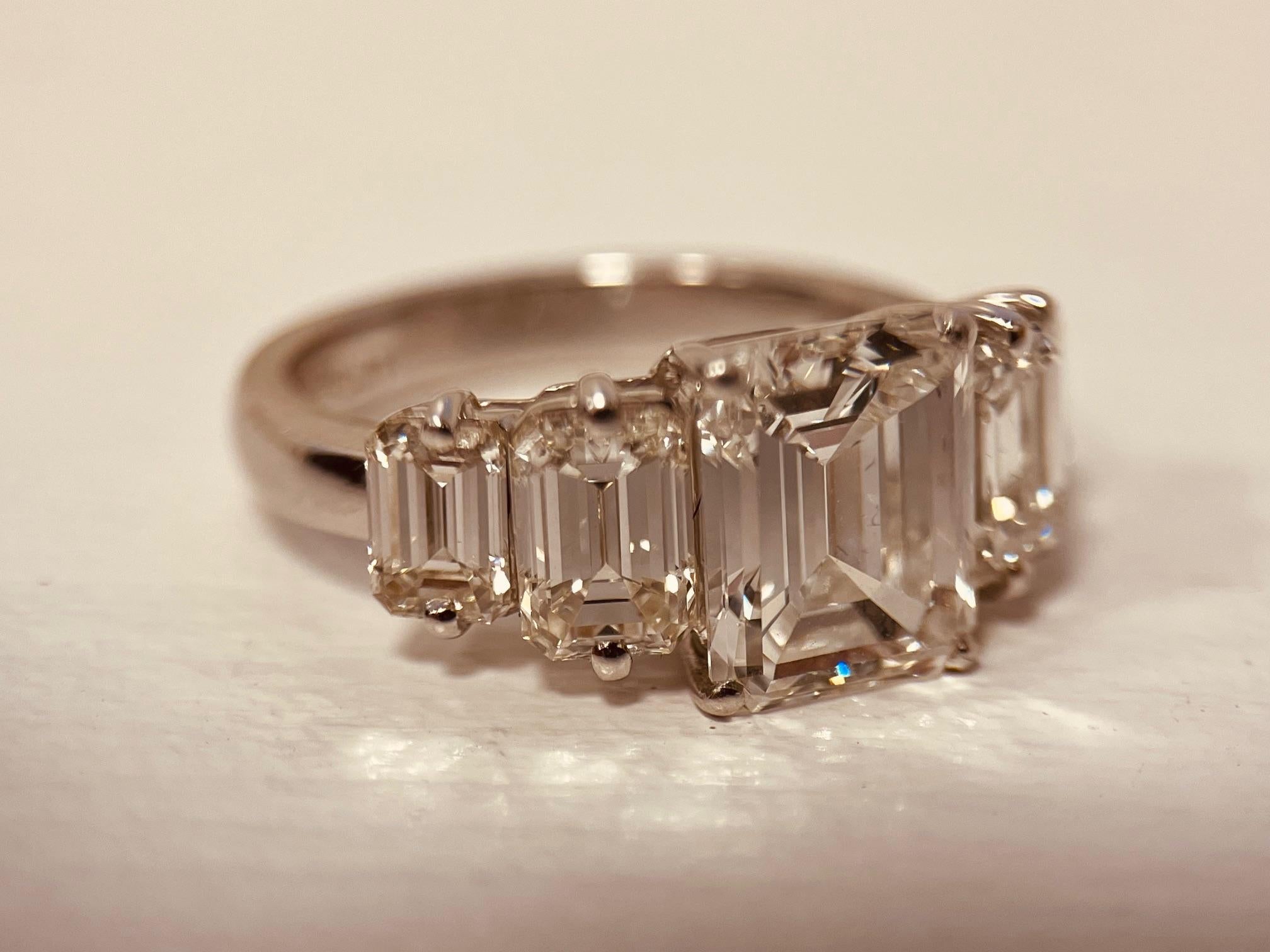 Bague à cinq pierres centre un diamant de 3 carats de taille émeraude en vente 7