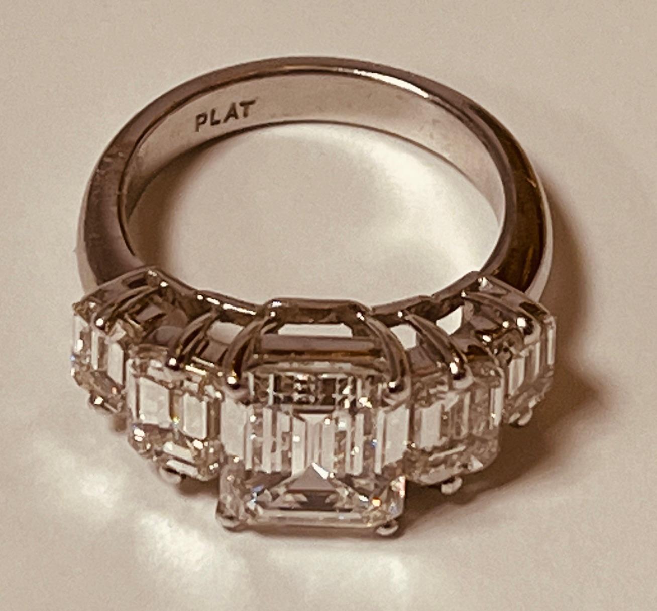 Bague à cinq pierres centre un diamant de 3 carats de taille émeraude Excellent état - En vente à London, GB