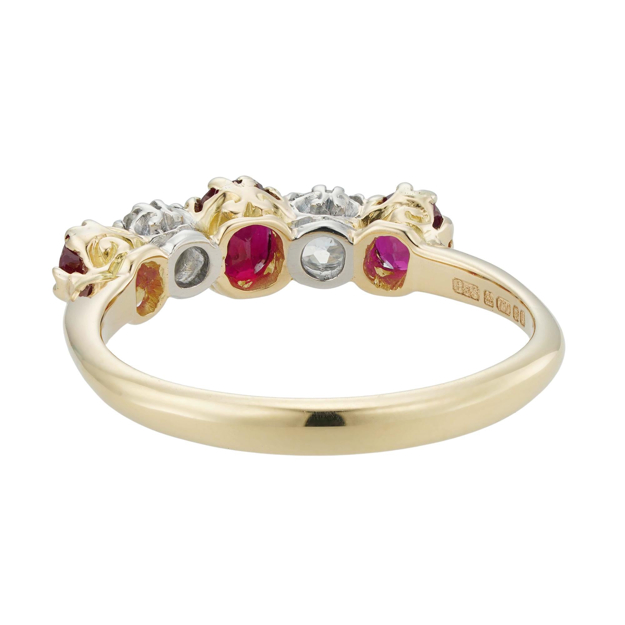 Rubin- und Diamantring mit fünf Steinen, drei facettierte Rubine mit einem Gesamtgewicht von ca. 0,35 Karat im Wechsel mit zwei alten Diamanten im Brillantschliff mit einem Gesamtgewicht von ca. 0,30 Karat, alle eingefasst in Platin und