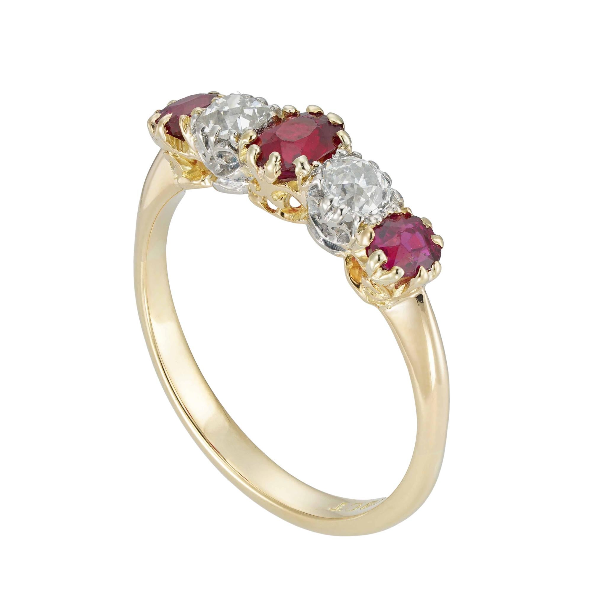 Ring mit fünf Steinen Rubin und Diamant (Moderne) im Angebot