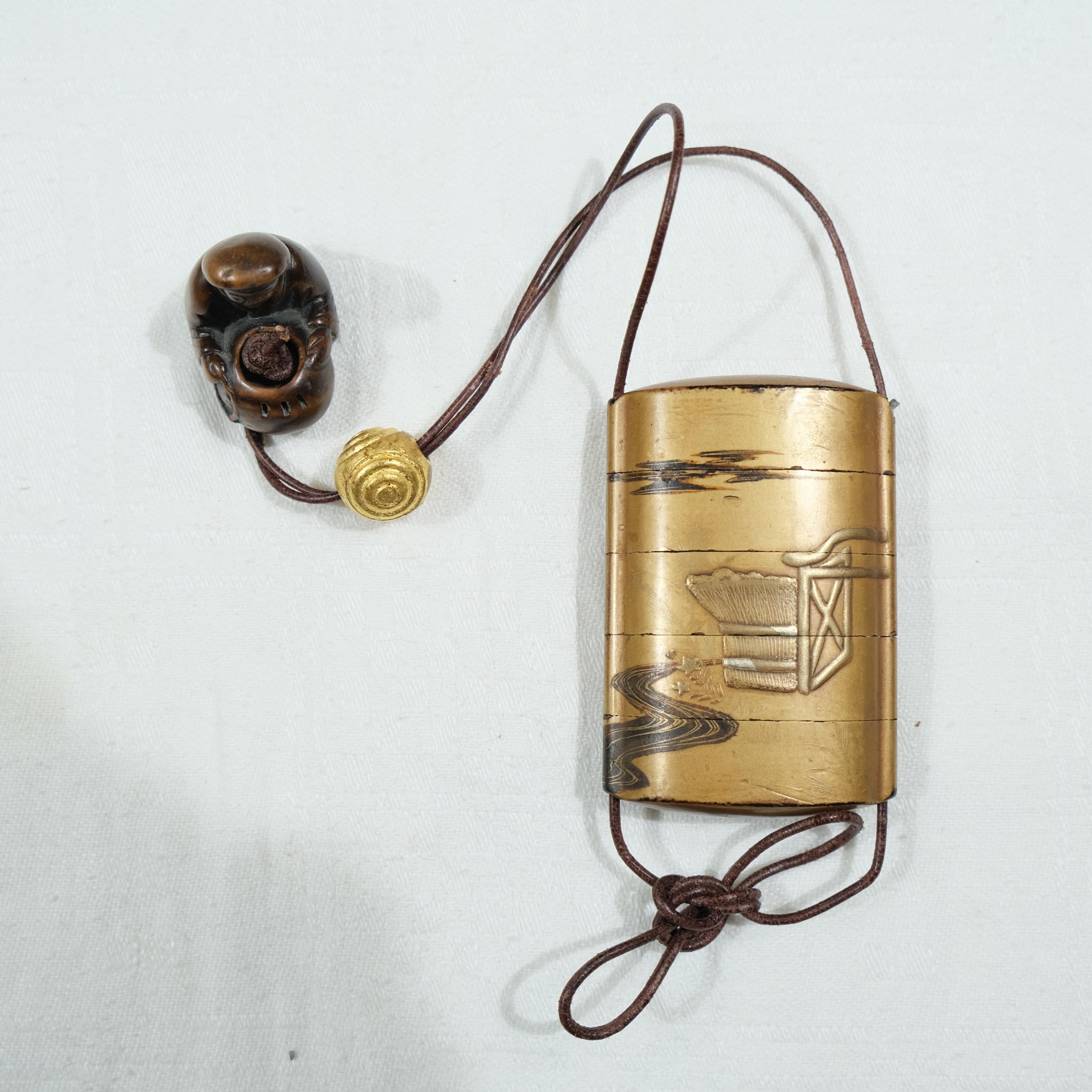 A fivepart Japanese lacquer inro with netsuke, late 19th c. In Good Condition For Sale In Stockholm, SE