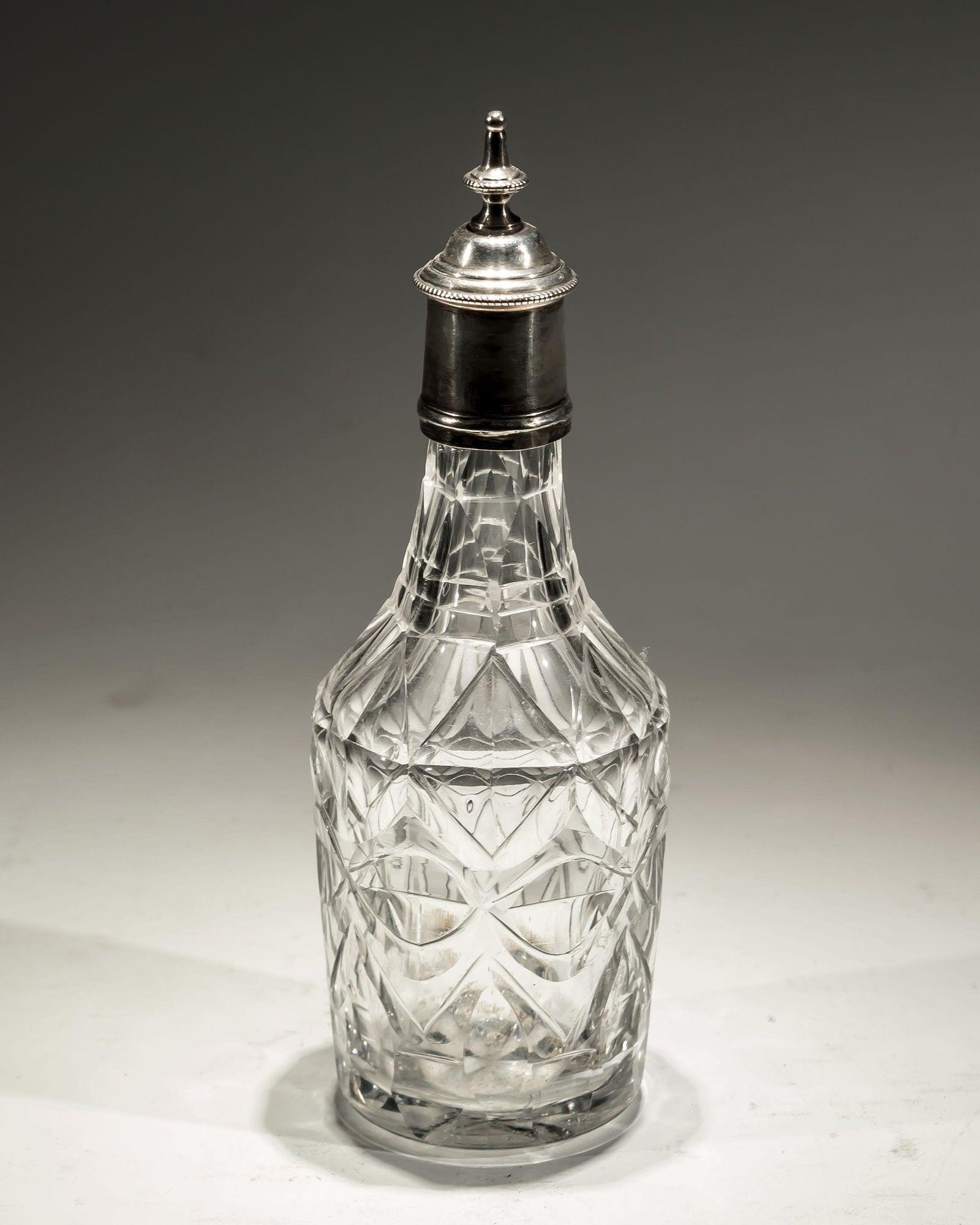 Flat Diamond Cut Suite of Cruet Bottles in Mahogany Stand In Good Condition In Steyning, West sussex