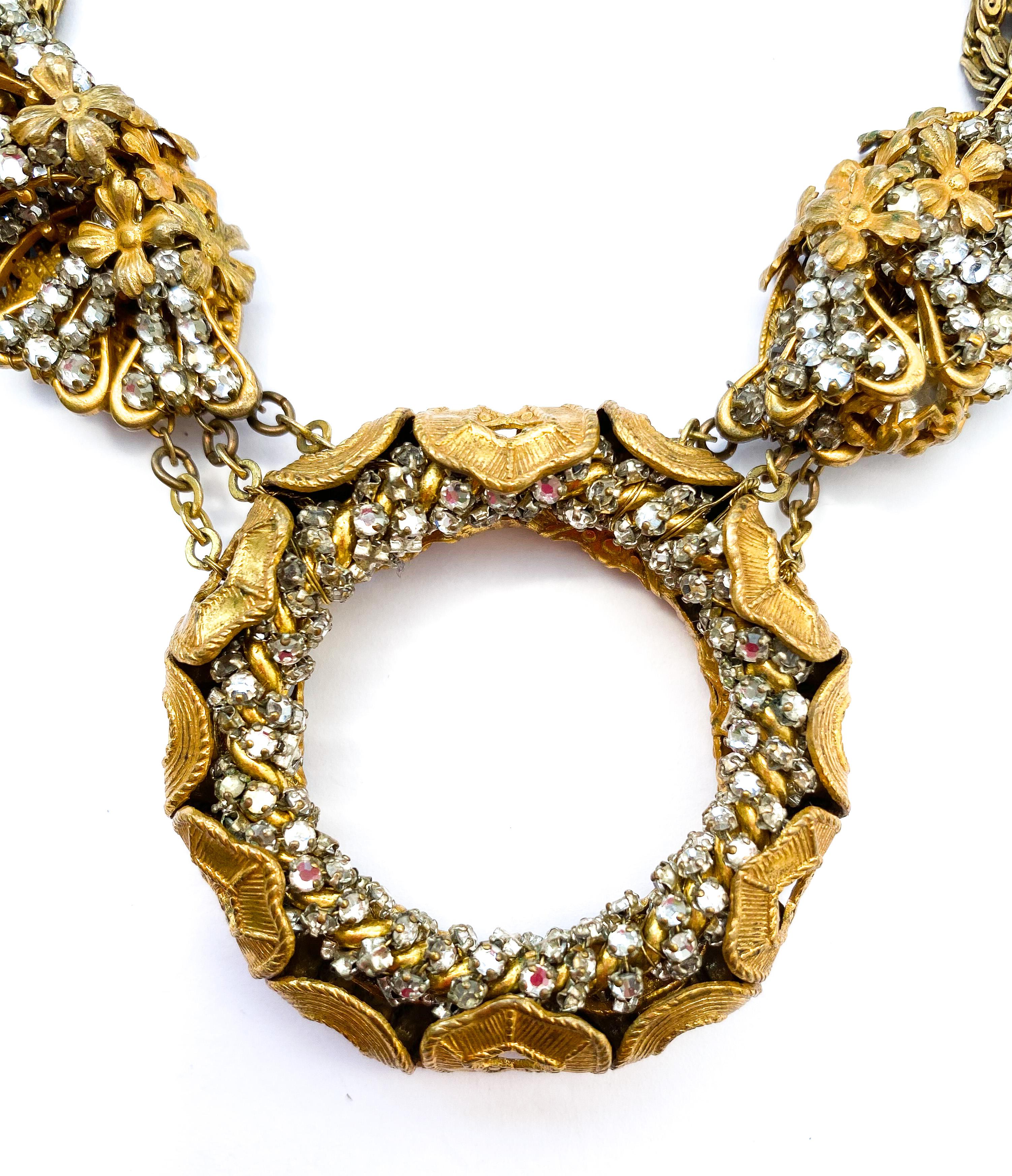 Collana con catena dorata appiattita e rosa di Monte, Miriam Haskell, primi anni Cinquanta. In condizioni ottime in vendita a Greyabbey, County Down