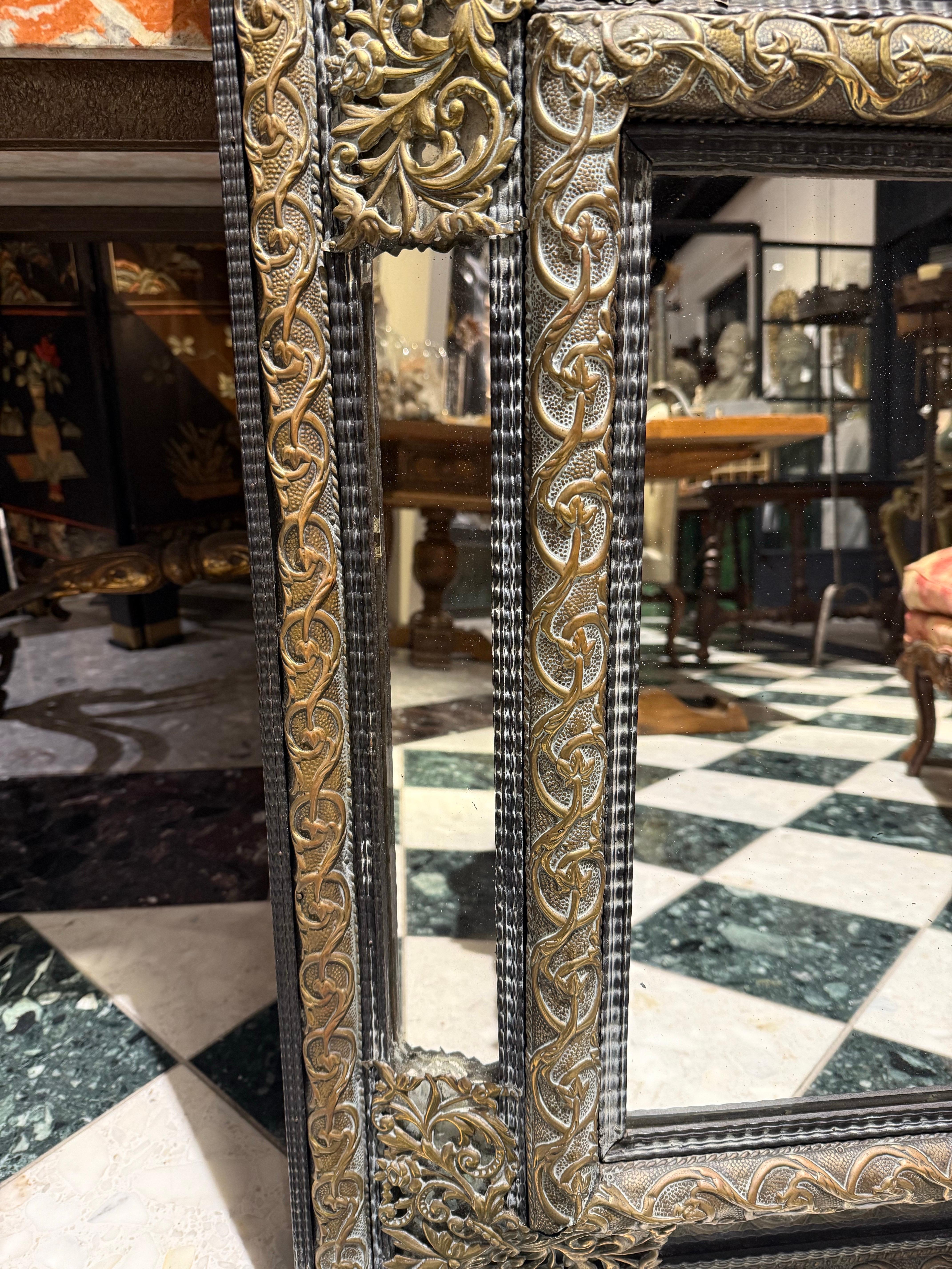 Miroir flamand en laiton gaufré et à coussin ébonisé, 19e siècle

Provenance : Collection privée australienne.

Dimensions :
Hauteur : 110 cm.
Largeur : 71 cm.
Profondeur : 6cm.