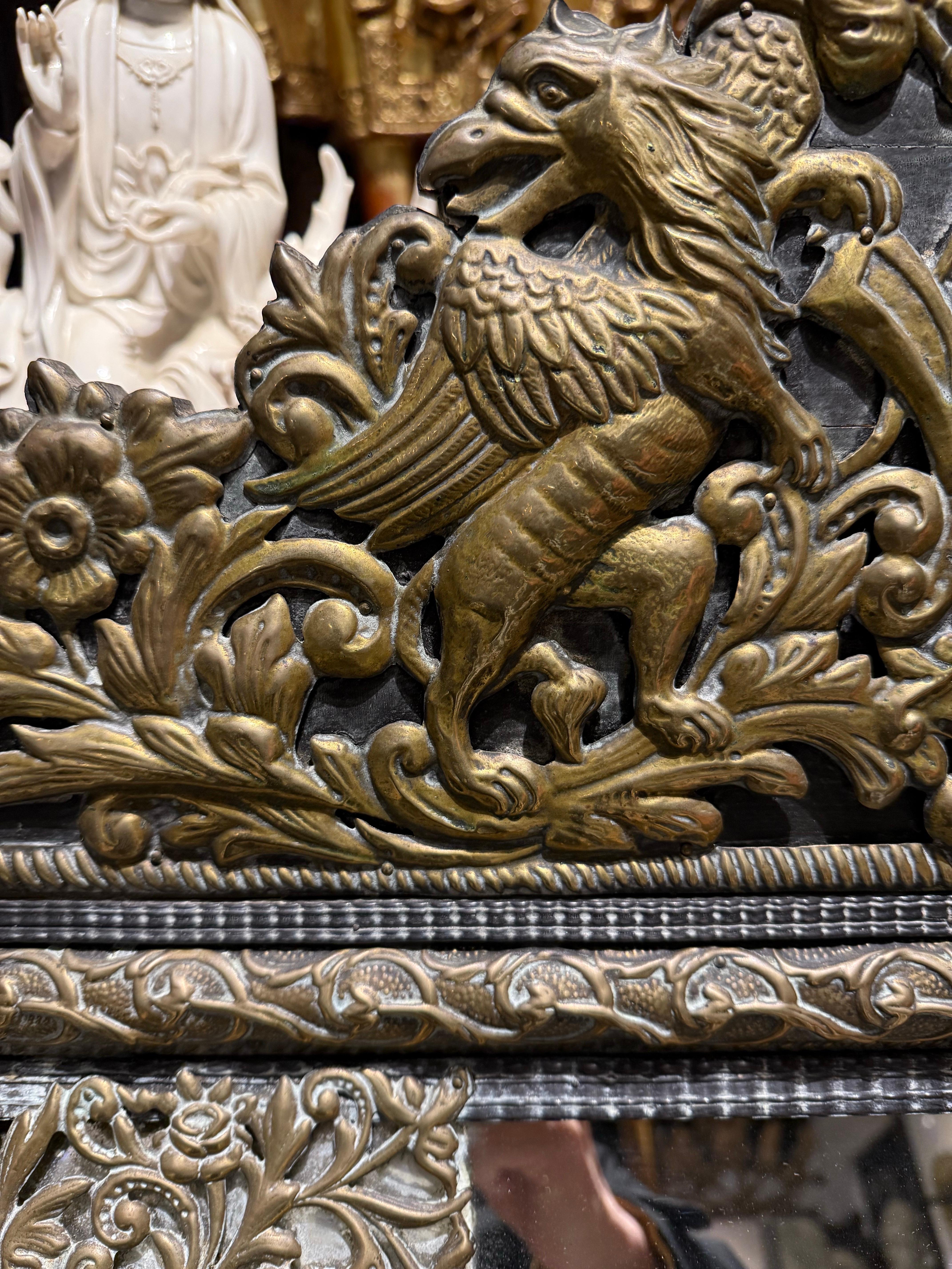 Néerlandais Miroir flamand en laiton gaufré et à coussin ébonisé, 19e siècle en vente