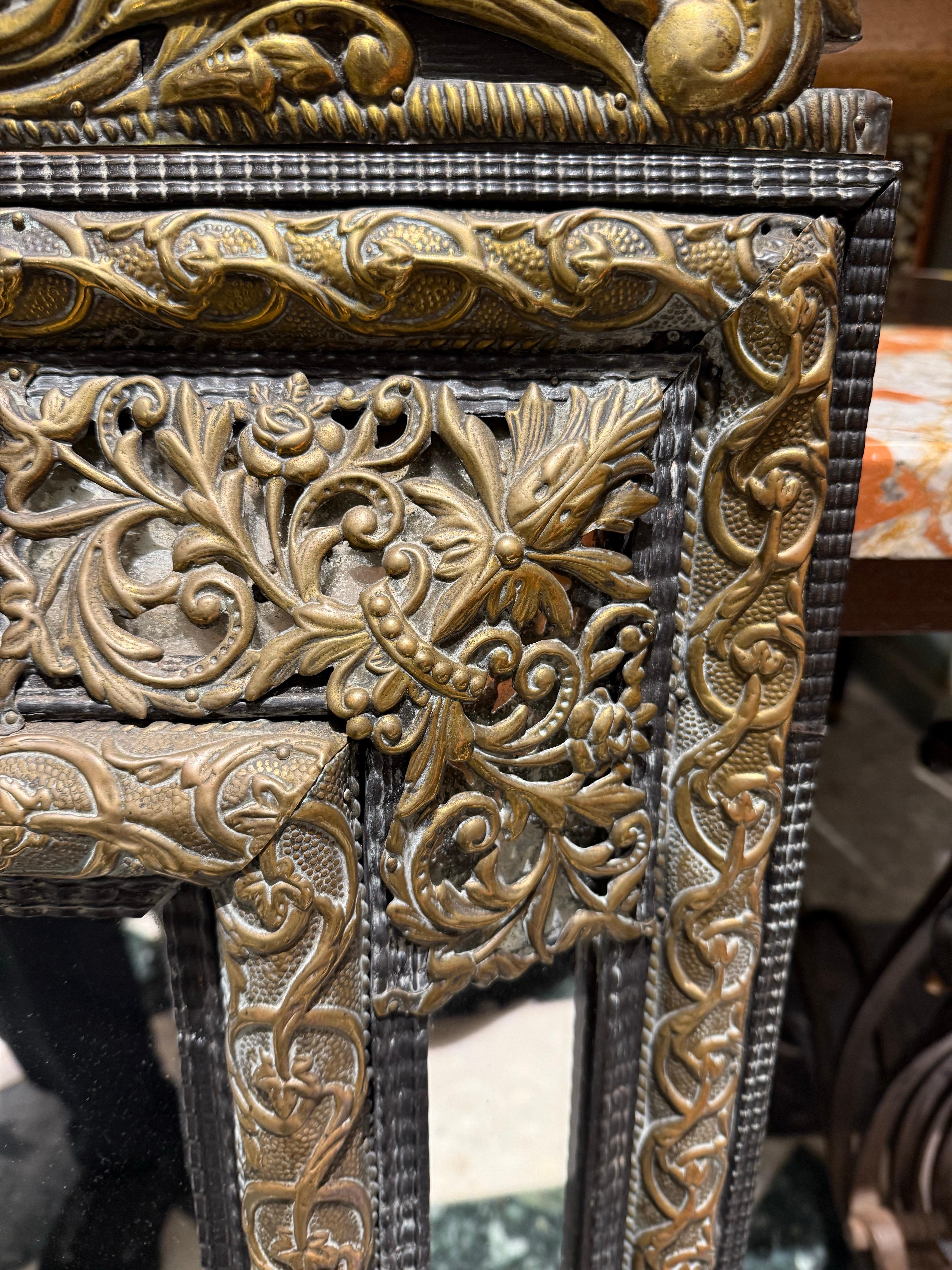 Ébénisé Miroir flamand en laiton gaufré et à coussin ébonisé, 19e siècle en vente