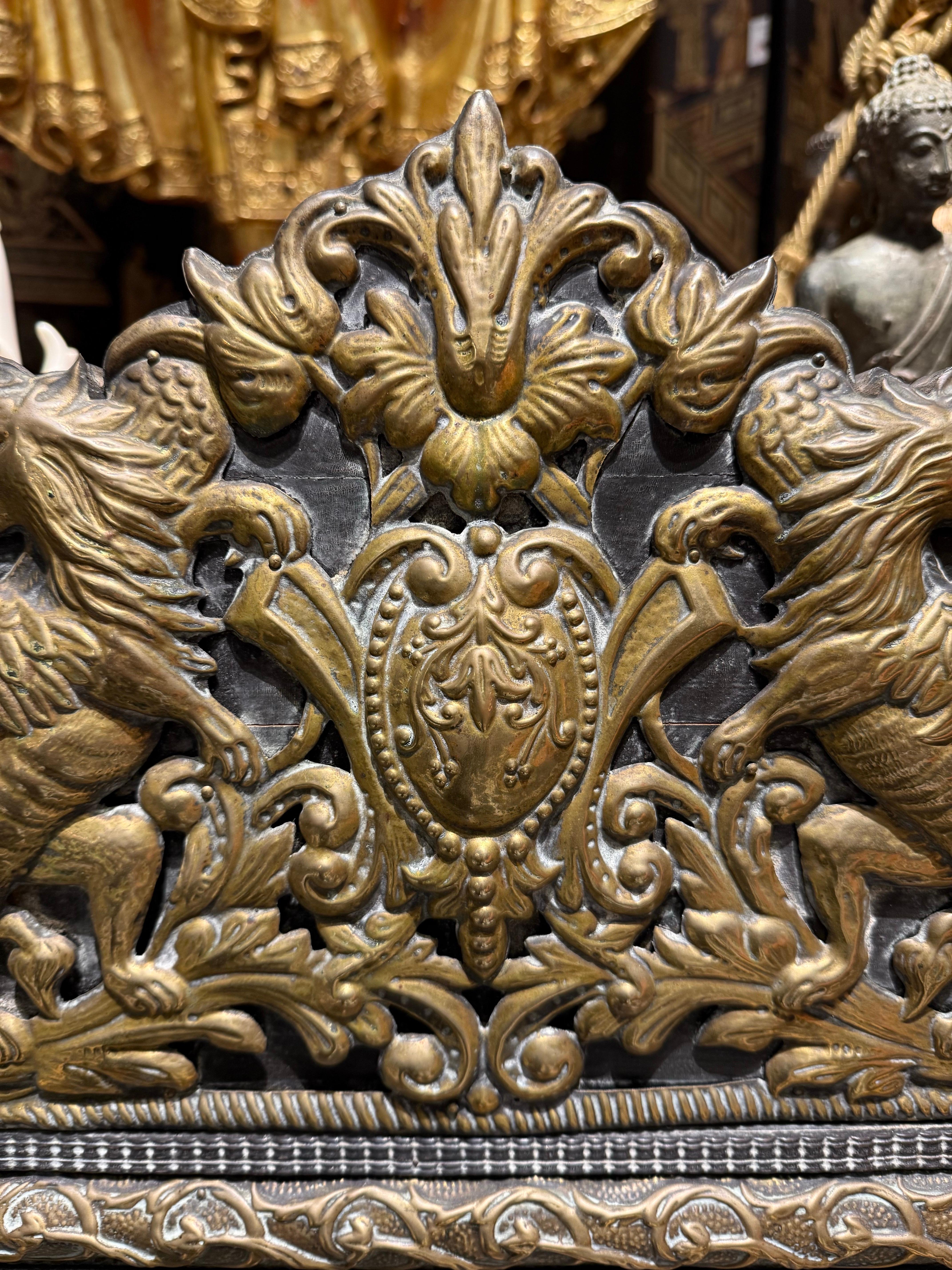 Miroir flamand en laiton gaufré et à coussin ébonisé, 19e siècle Bon état - En vente à ARMADALE, VIC