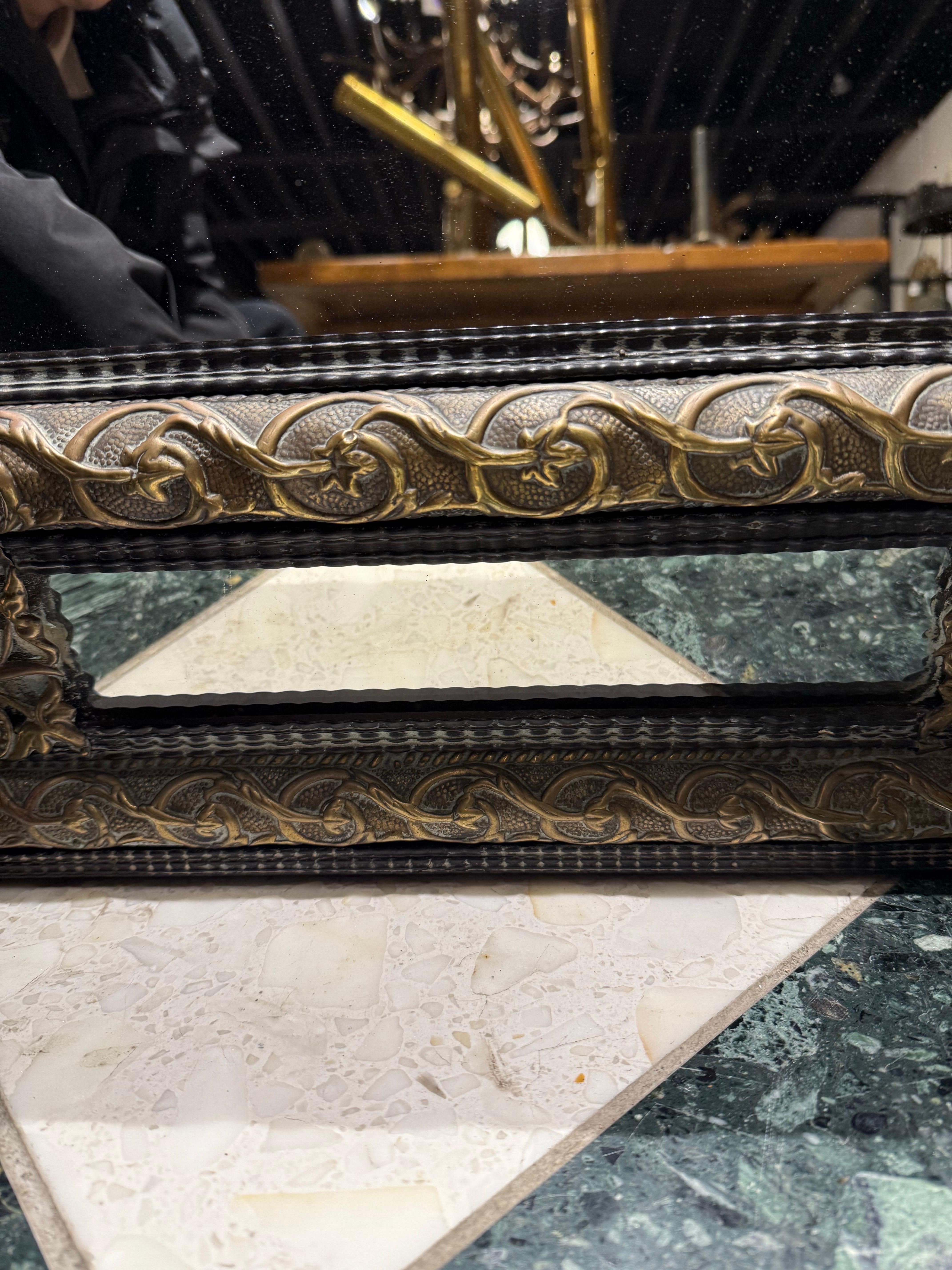 XIXe siècle Miroir flamand en laiton gaufré et à coussin ébonisé, 19e siècle en vente