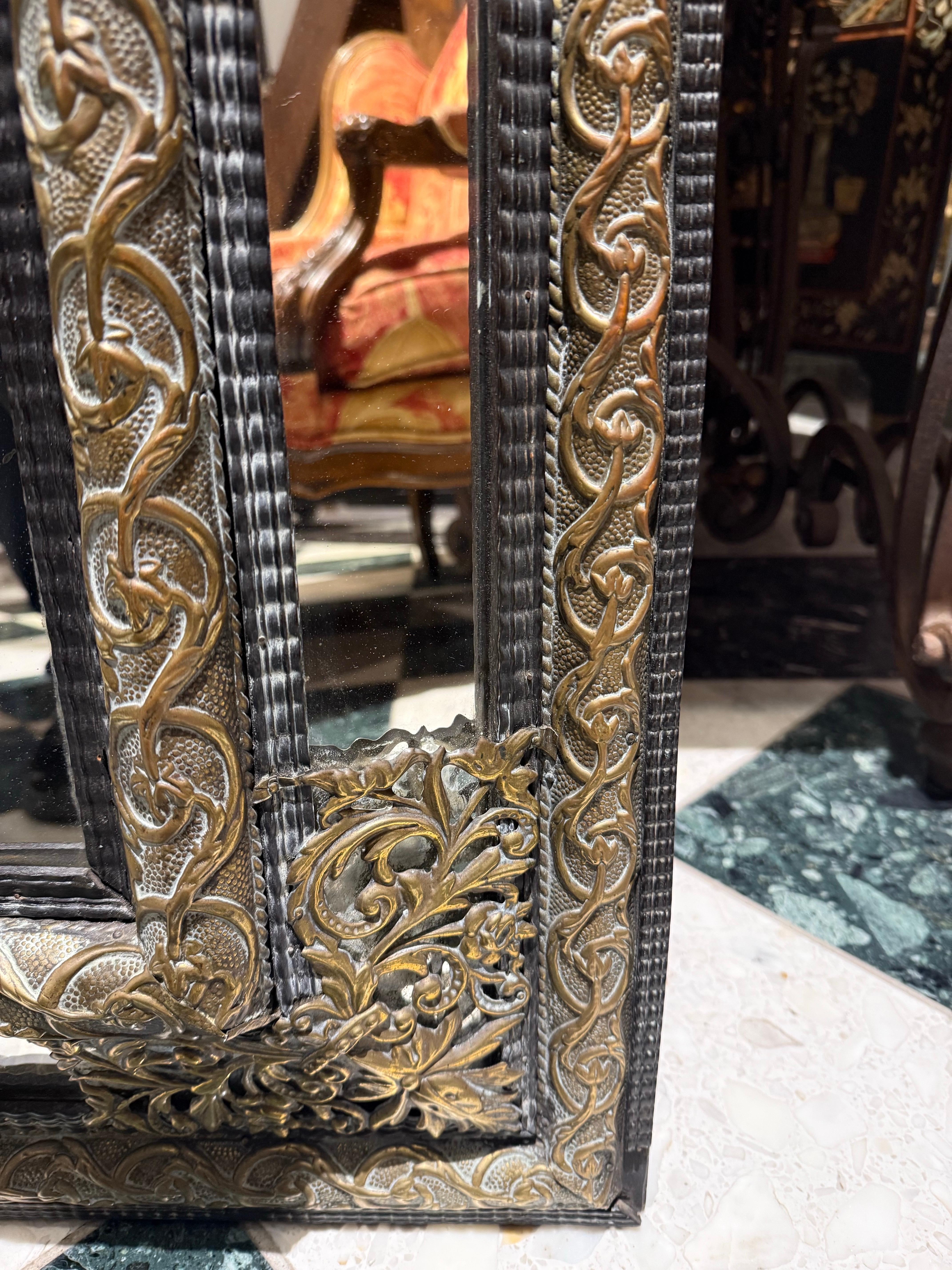 Miroir flamand en laiton gaufré et à coussin ébonisé, 19e siècle en vente 1