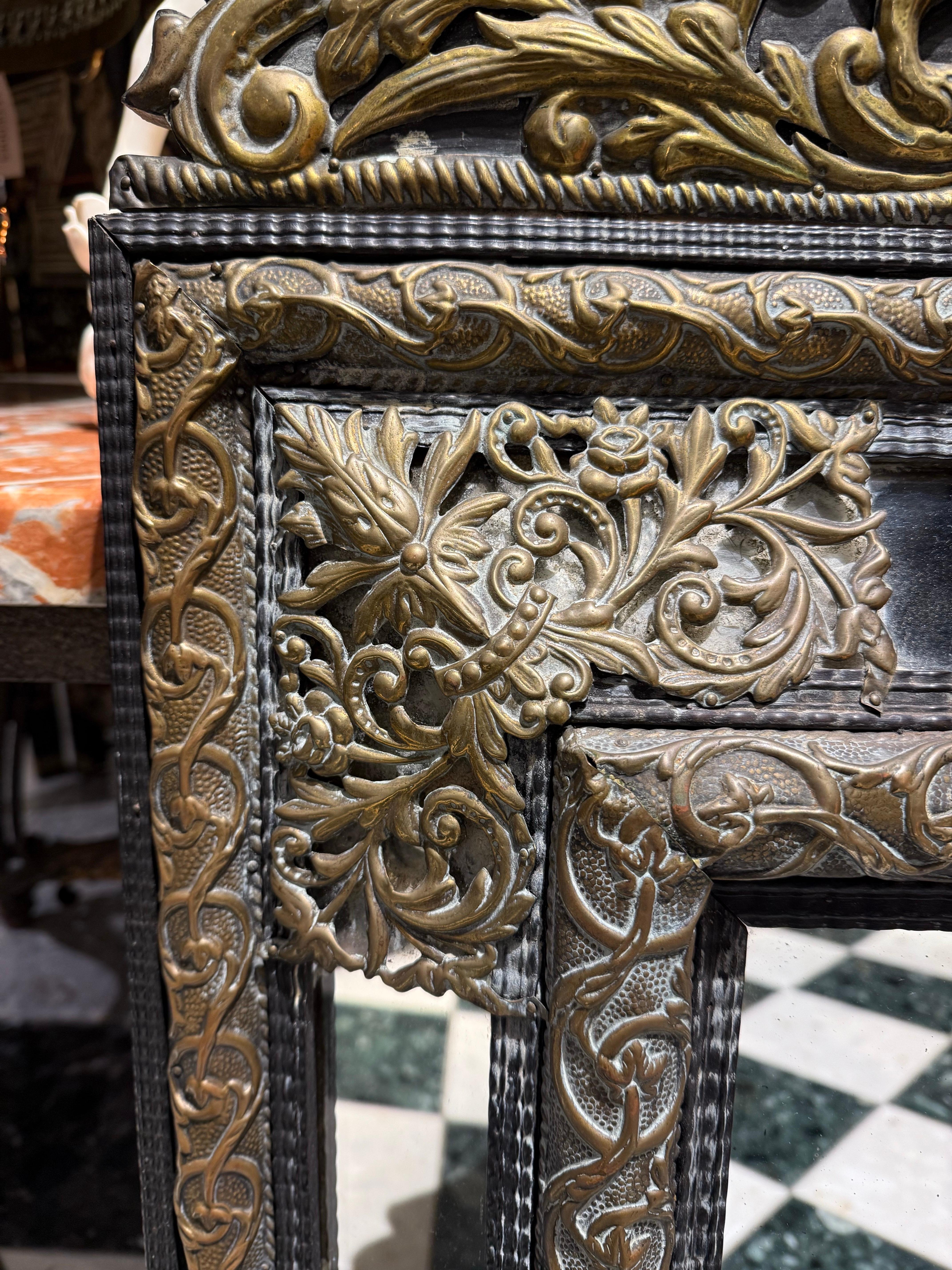 Miroir flamand en laiton gaufré et à coussin ébonisé, 19e siècle en vente 2