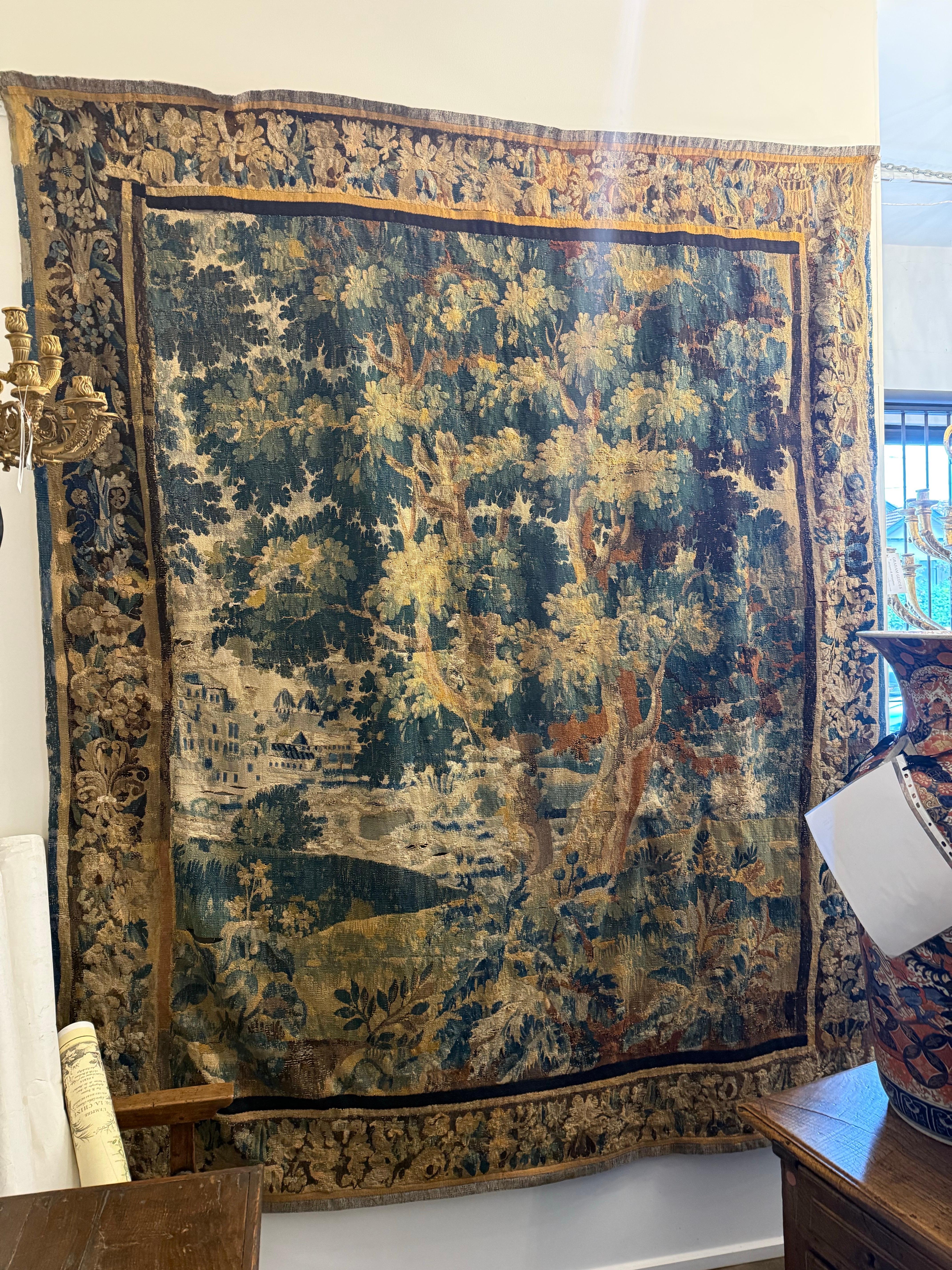 Flemish Verdure Tapestry, 18. Jahrhundert

Darstellung einer Waldszene, mit einem großen Baum im Vordergrund und einer Stadt im Hintergrund.

Provenienz: Private Australian Collection'S.

Abmessungen:
Höhe: 270 cm.
Breite: 220 cm.
Tiefe: 1 cm.