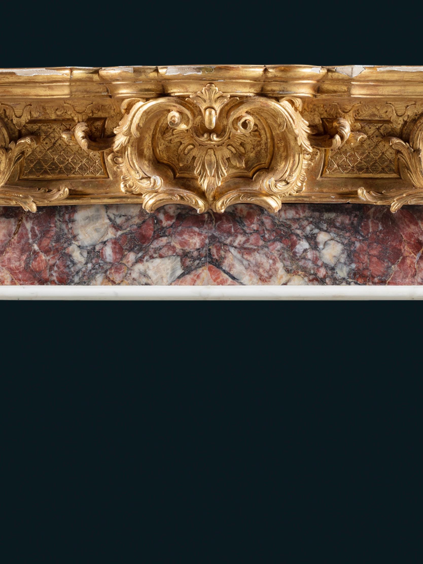 Kamin aus Marmor und Giltwood Fleur de Peche (Handgeschnitzt) im Angebot