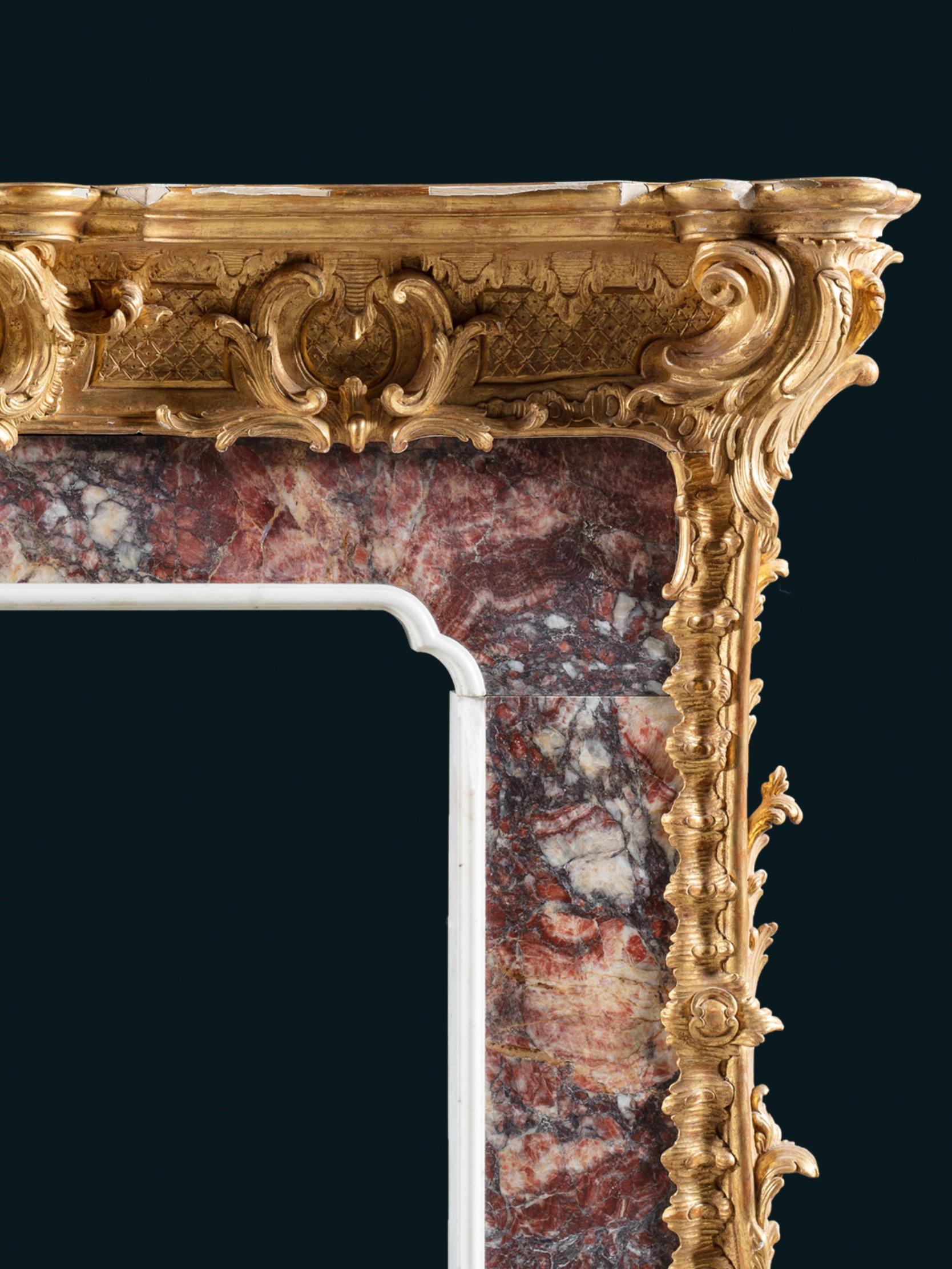 Kamin aus Marmor und Giltwood Fleur de Peche im Zustand „Gut“ im Angebot in London, GB