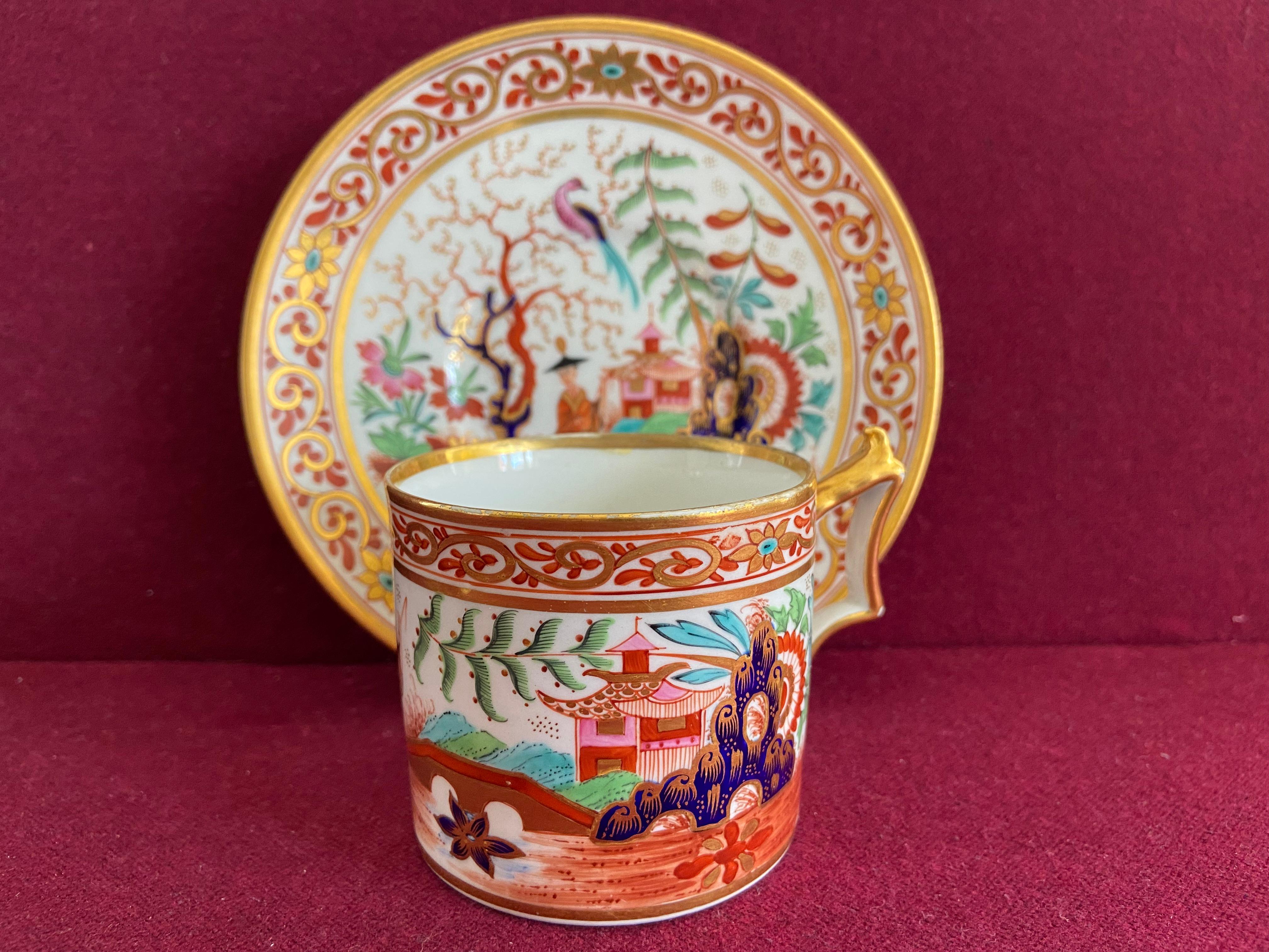 Canette à café et soucoupe en porcelaine de Worcester de Flight Barr and Barr c.1815-1820. Finement décoré d'un audacieux motif japonais.

État : excellent.