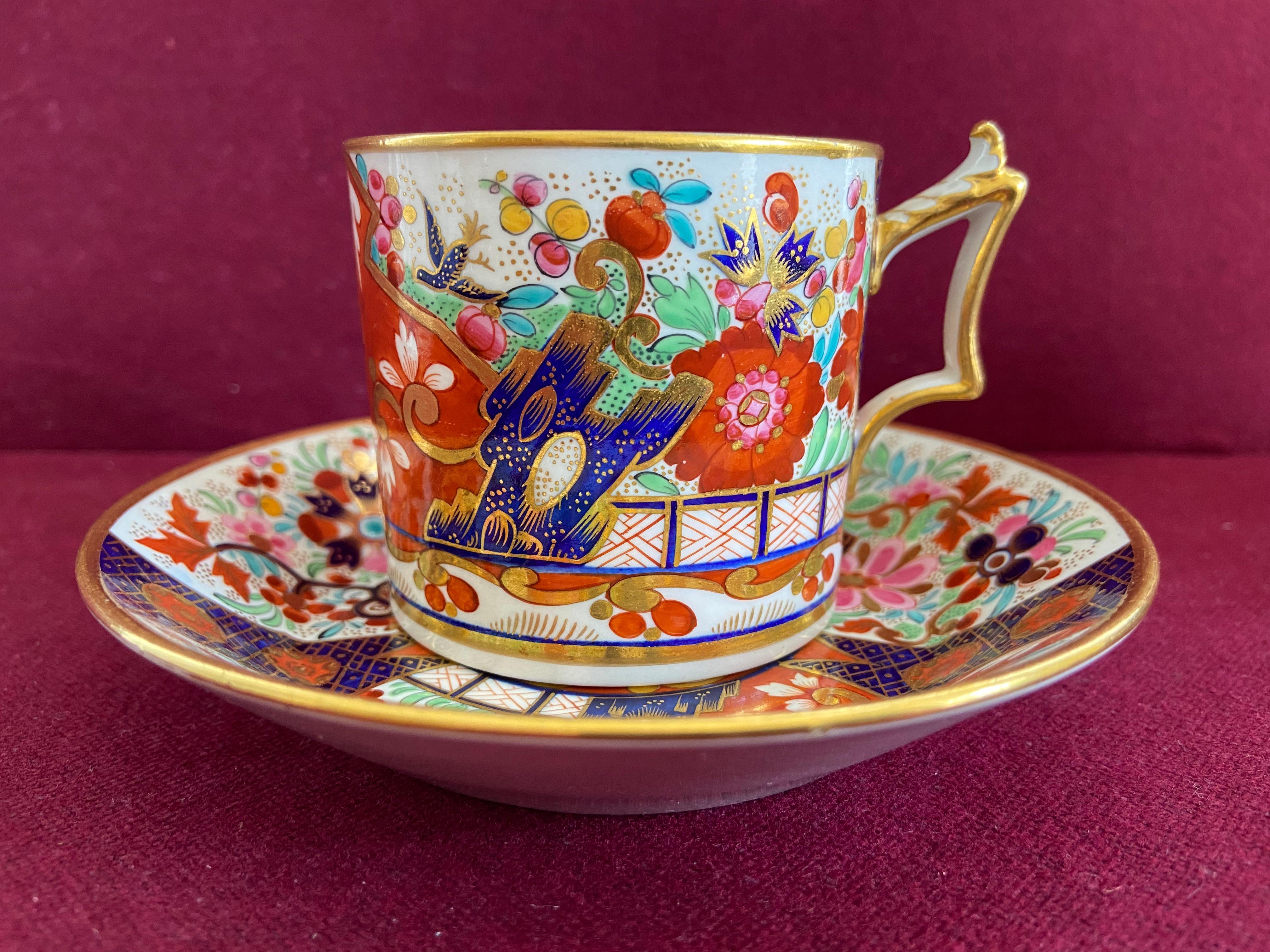 A.I.C. Caisses à café et soucoupe en porcelaine de Worcester c.1815-1820. Finement décoré d'un motif japonais audacieux.

Condit : Excellent 
