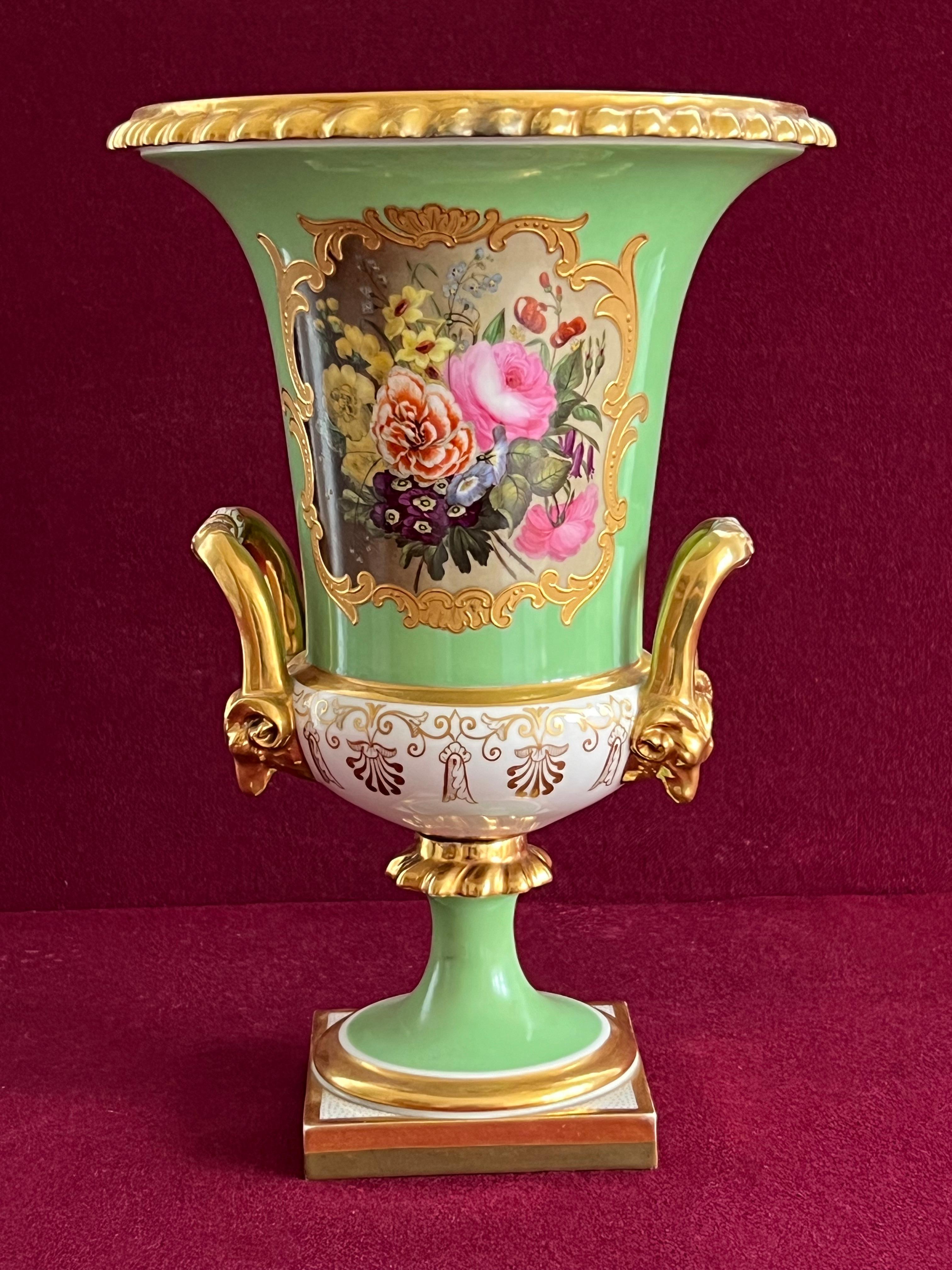 A Flight, Barr & Barr Worcester Porzellanvase ca. 1825-1835. Umgekehrte Glockenform, verziert mit einer fein gemalten Blumentafel von Samuel Astles mit erhabener und getriebener Vergoldung, feinen vergoldeten und weißen Reservebordüren auf grünem
