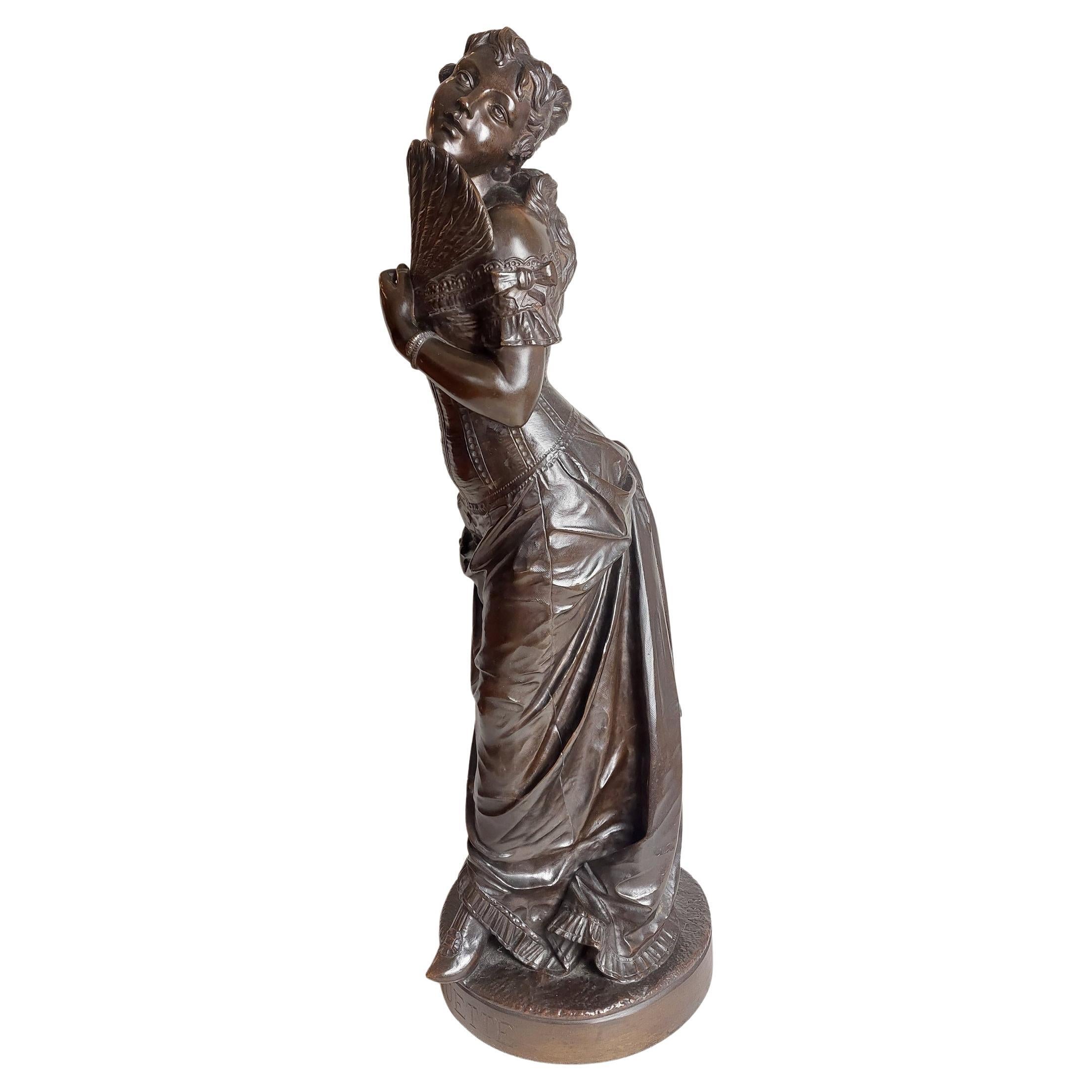 Un bronze coquet du 19e siècle représentant "La Coquette".  en vente
