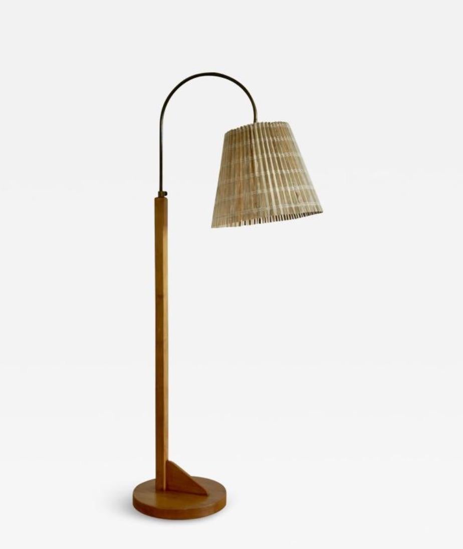 Quelques-unes des premières œuvres de l'architecte bien-aimé Aino Marsio- Aalto . Dans cette version de la lampe 806A, la hauteur de la tige en laiton est réglable. Il porte un cachet 