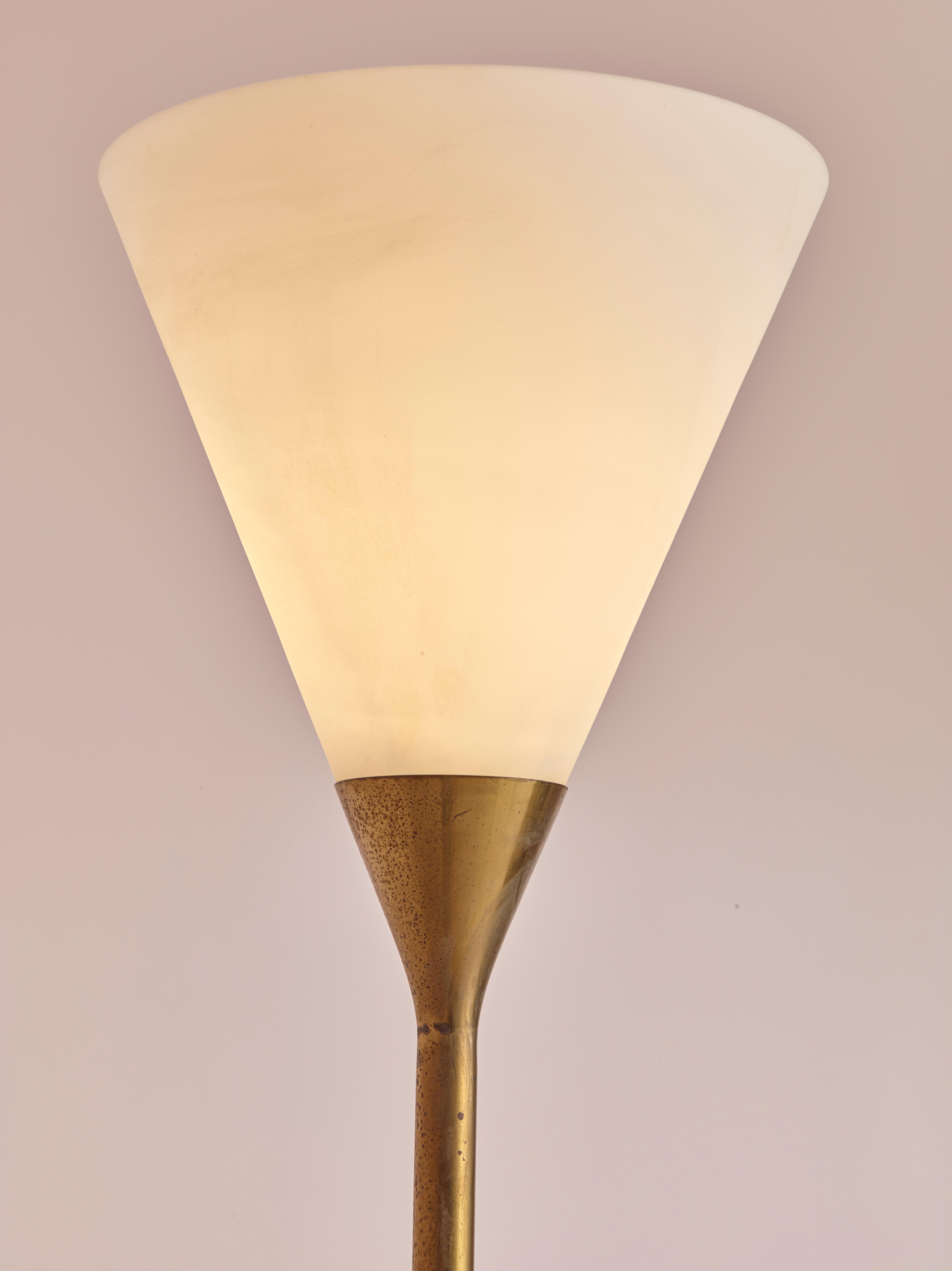 Italian Floor Lamp by Max Ingrand Model 2003 for Fontana Arte, Made in Glass and Brass For Sale