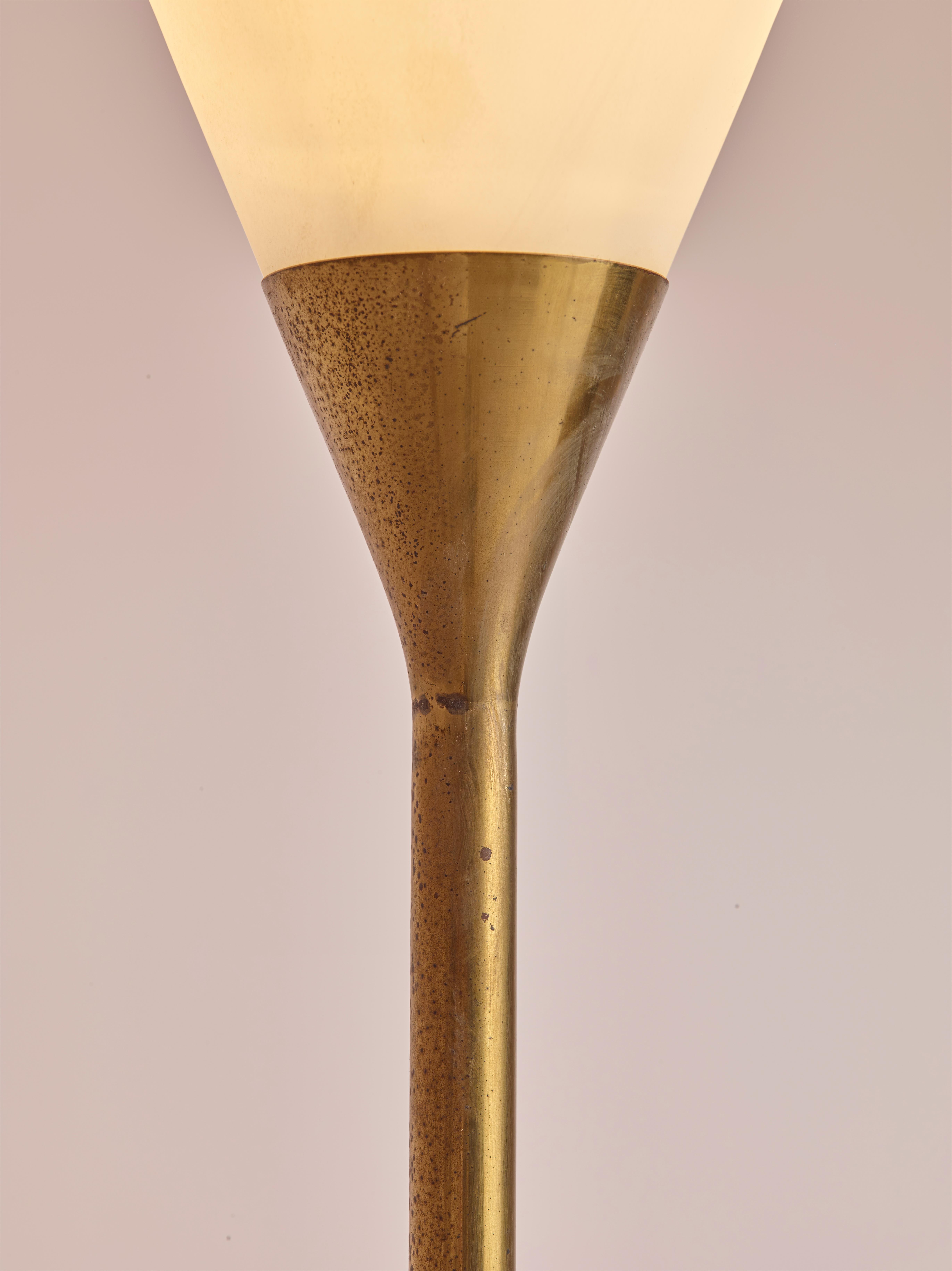 Floor Lamp by Max Ingrand Model 2003 for Fontana Arte, Made in Glass and Brass In Good Condition For Sale In Chiavari, Liguria