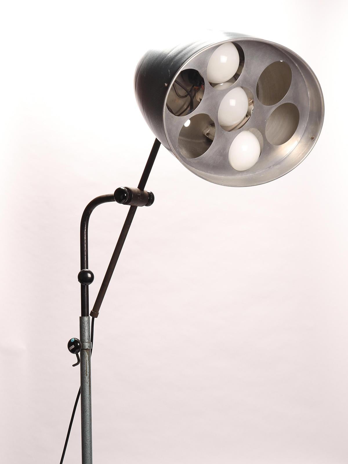 This lighting fixture, a work instrument, was designed for the auto body shop. This floor light, mounted on 6 wheels, allowed to light the engine from the top and from the bottom. This model, called Carrossier, of massif proportions, adjustable