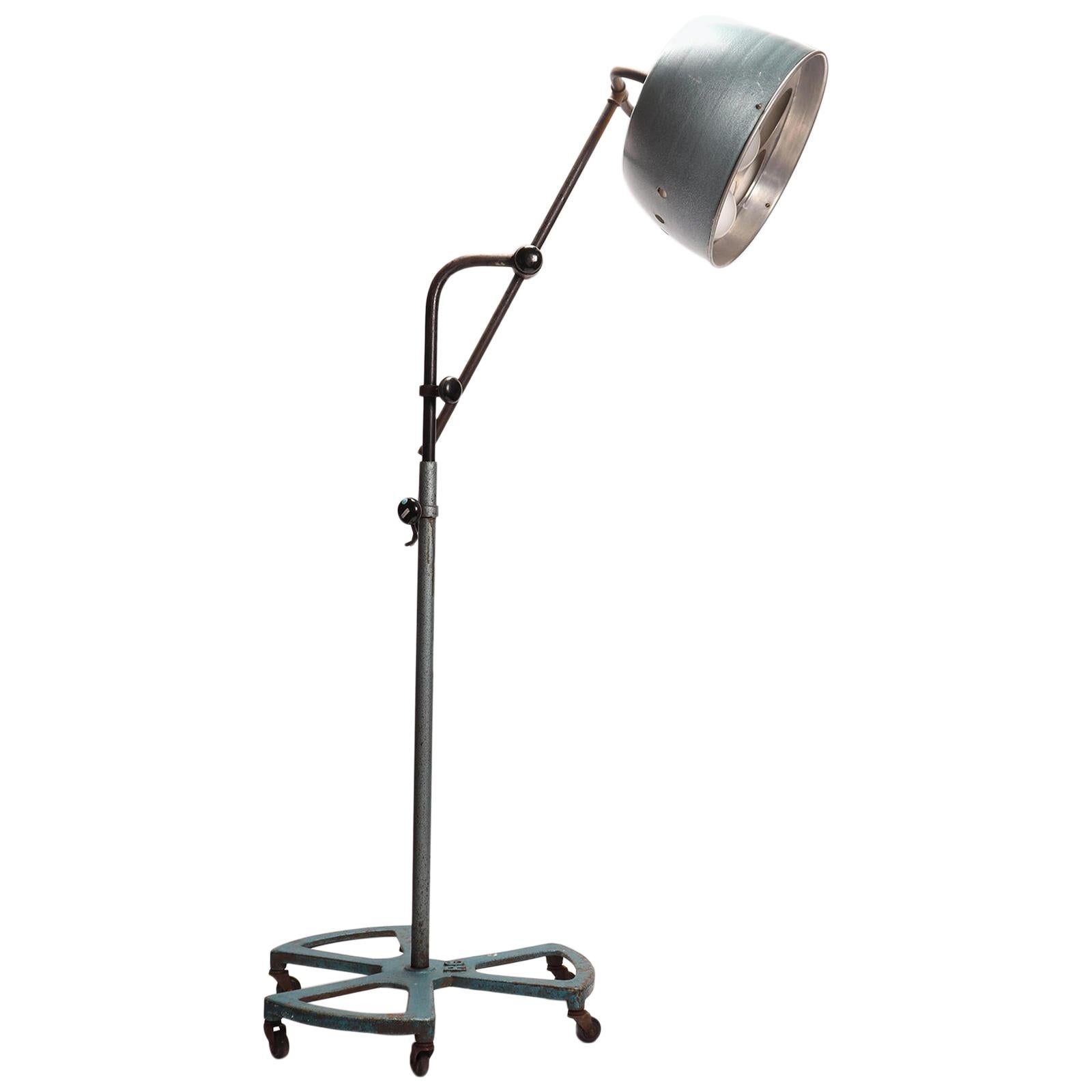 Tranen Doorweekt trek de wol over de ogen Floodlight with Wooden Tripod, USA 1890 For Sale at 1stDibs