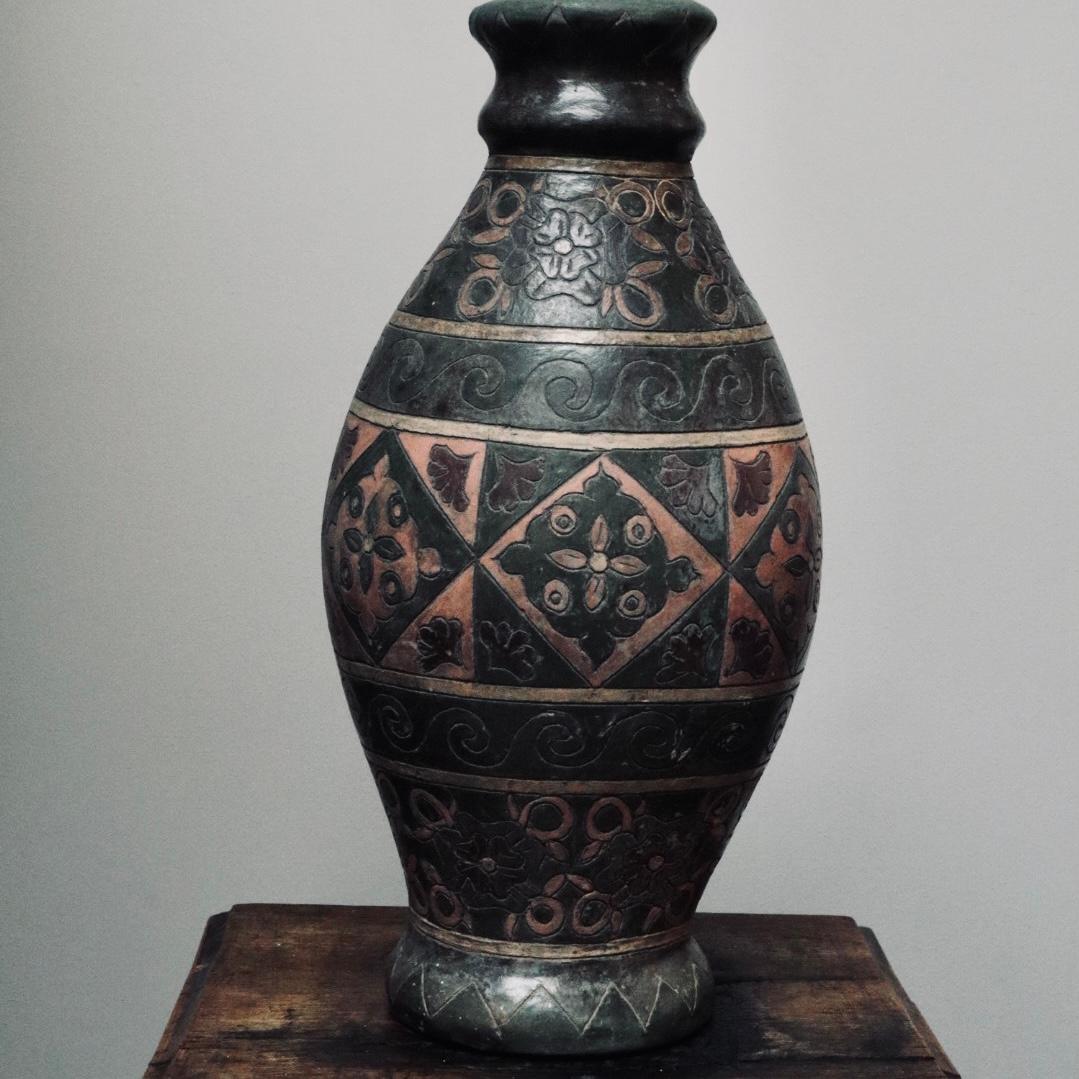 Benigno is a decorative vessel using a mix of ancient and modern burnishing techniques in which the clay is polished to a beautiful sheen without glaze as a way of decorating ware.

Discovered in a carpenters studio in Tlaquepaque,