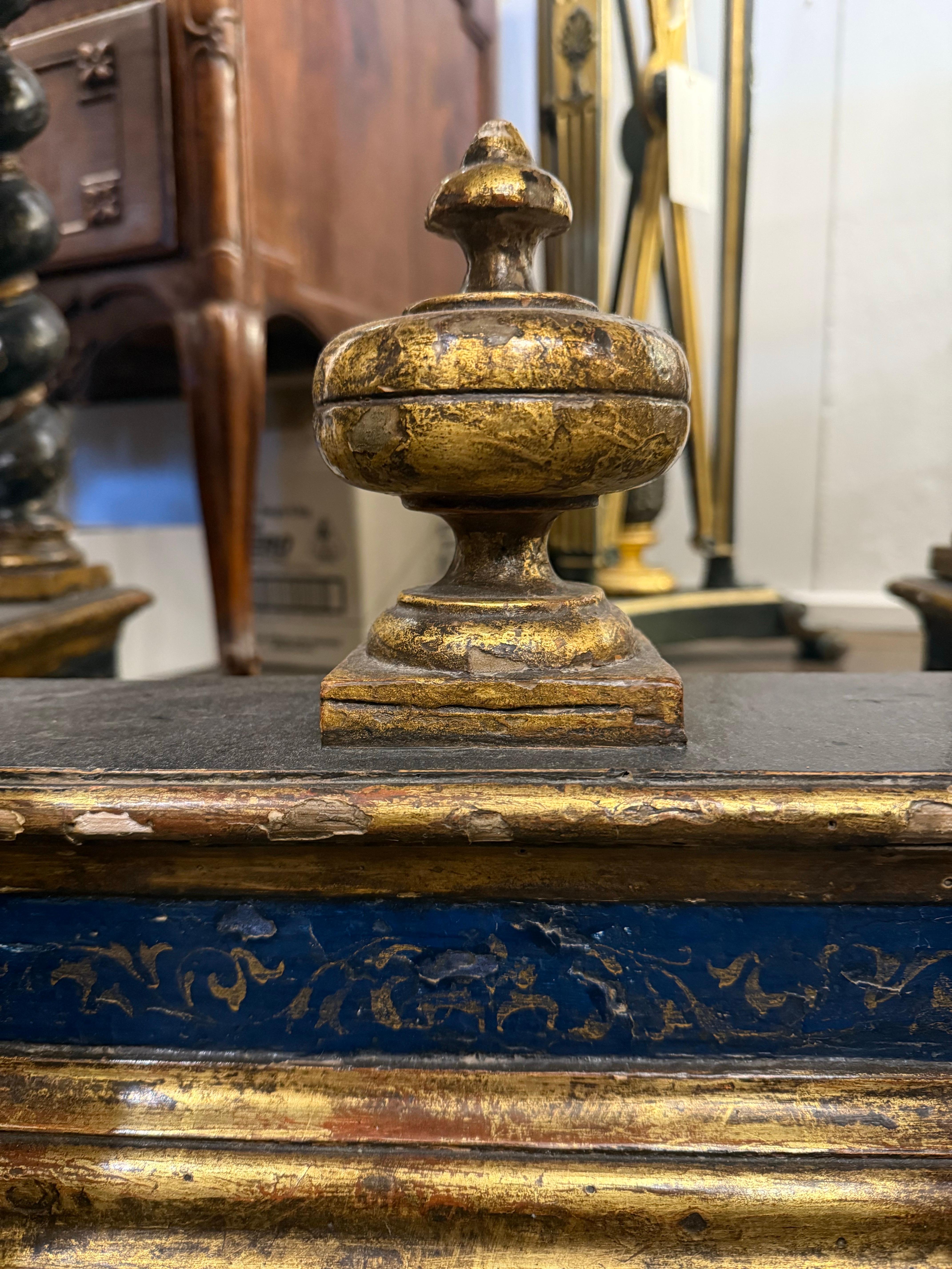 Table centrale en laque et parcellaire doré, Florentine, XVIe siècle en vente 3