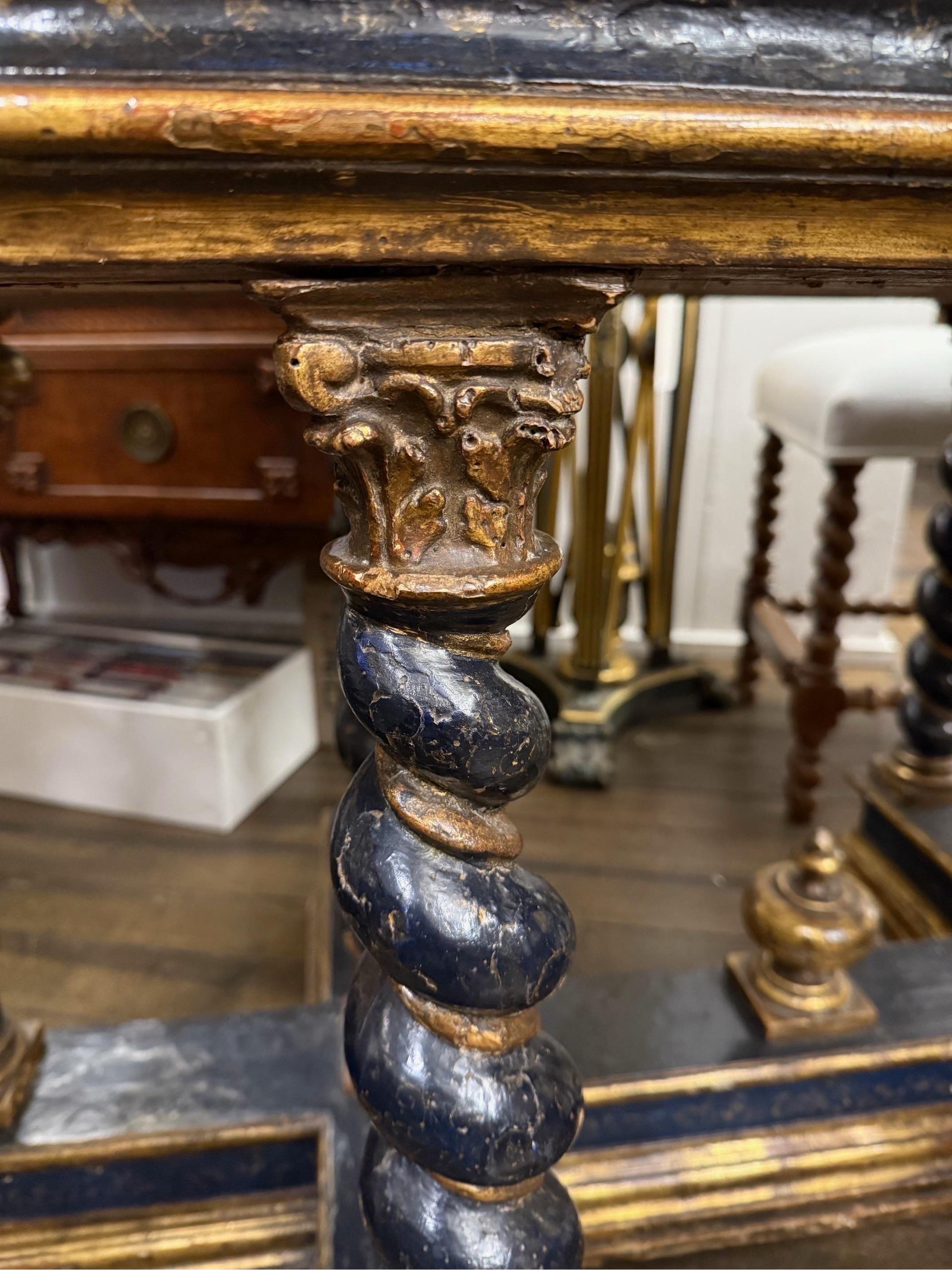 italien Table centrale en laque et parcellaire doré, Florentine, XVIe siècle en vente