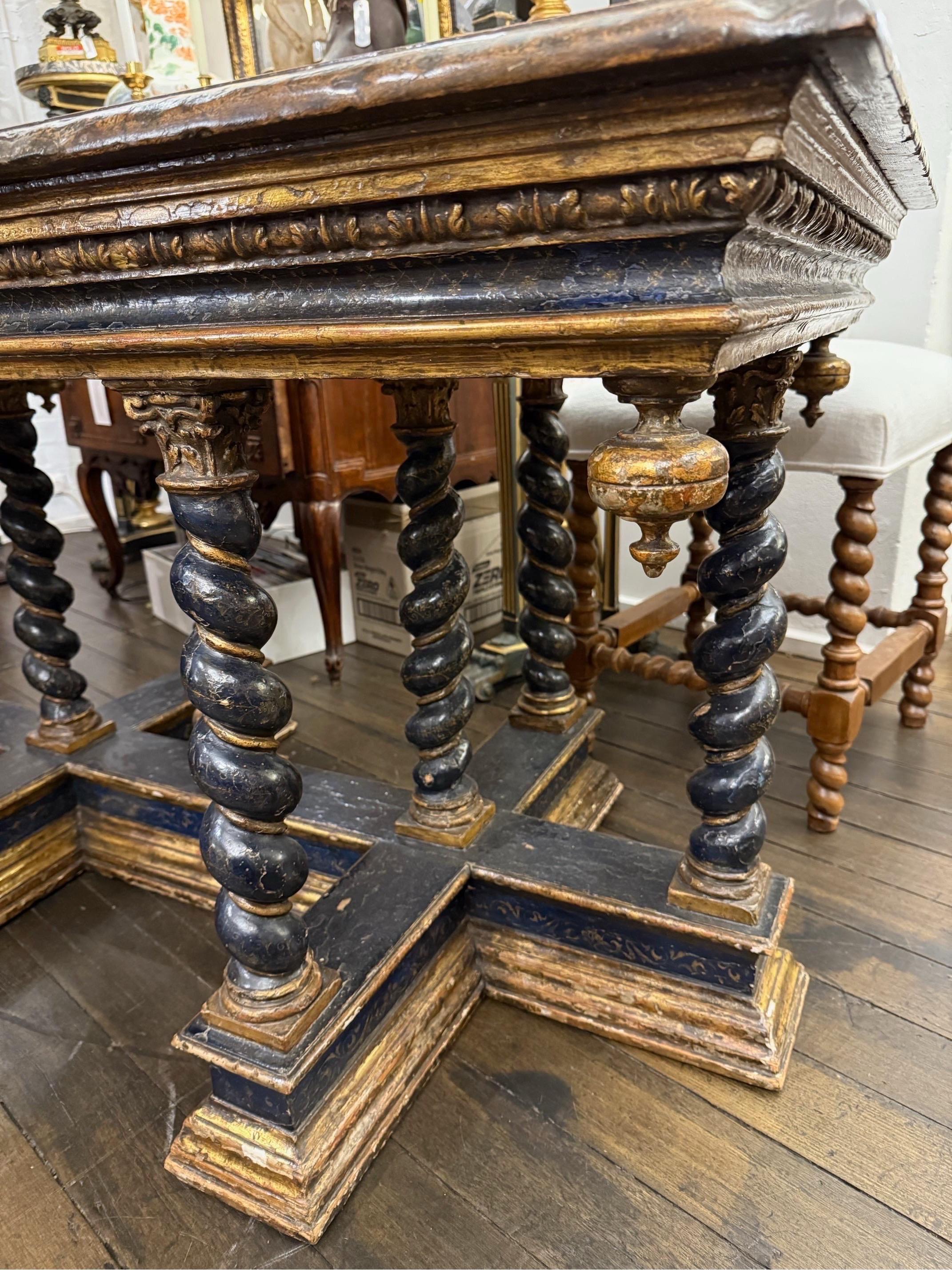 Sculpté à la main Table centrale en laque et parcellaire doré, Florentine, XVIe siècle en vente
