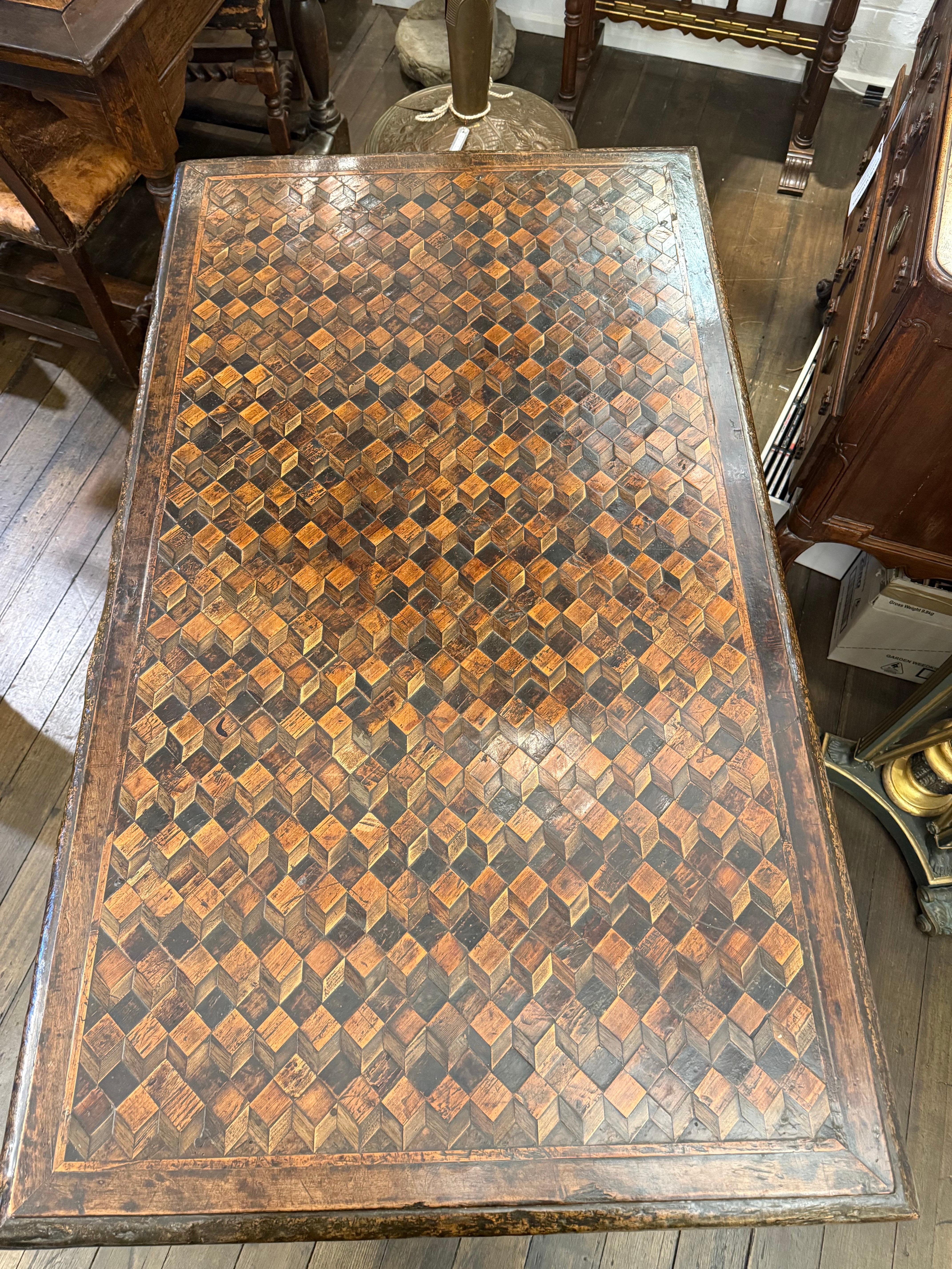 XVIIIe siècle et antérieur Table centrale en laque et parcellaire doré, Florentine, XVIe siècle en vente