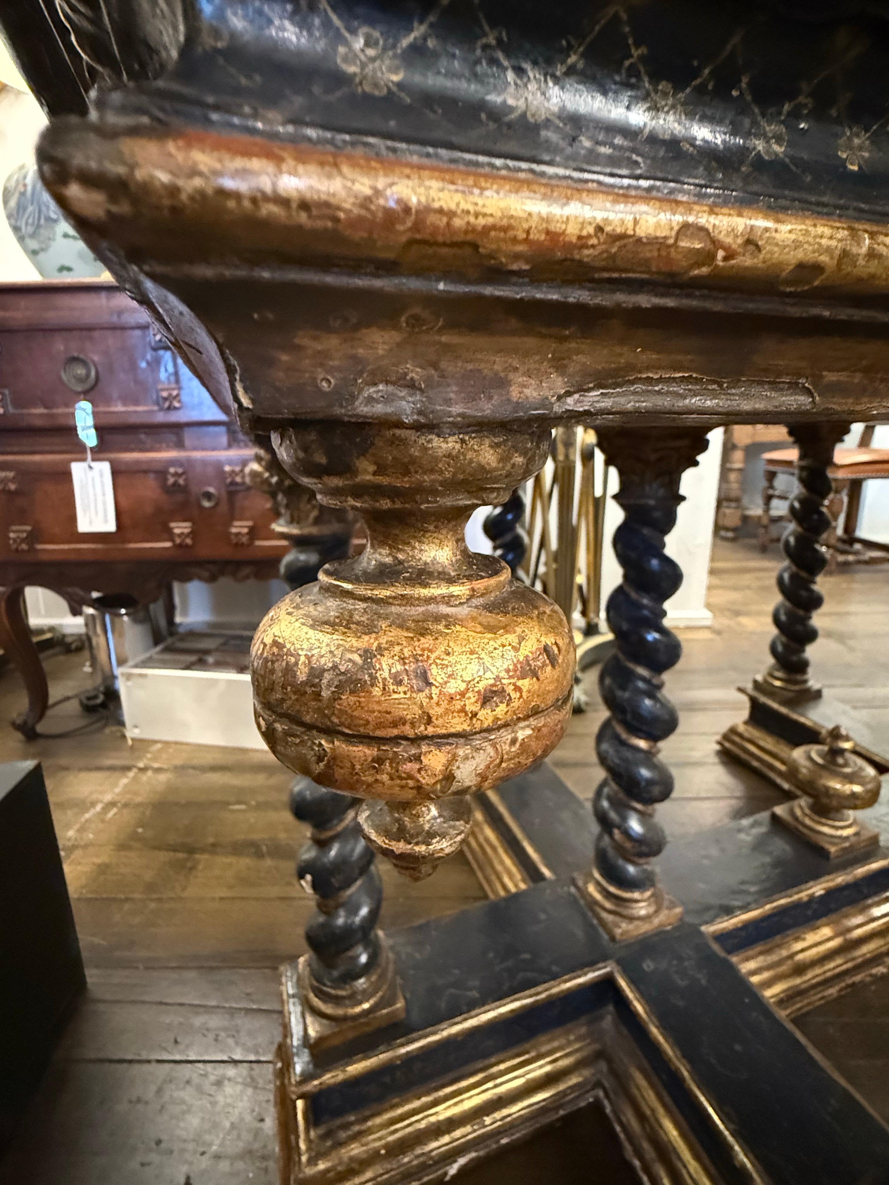 Bois Table centrale en laque et parcellaire doré, Florentine, XVIe siècle en vente