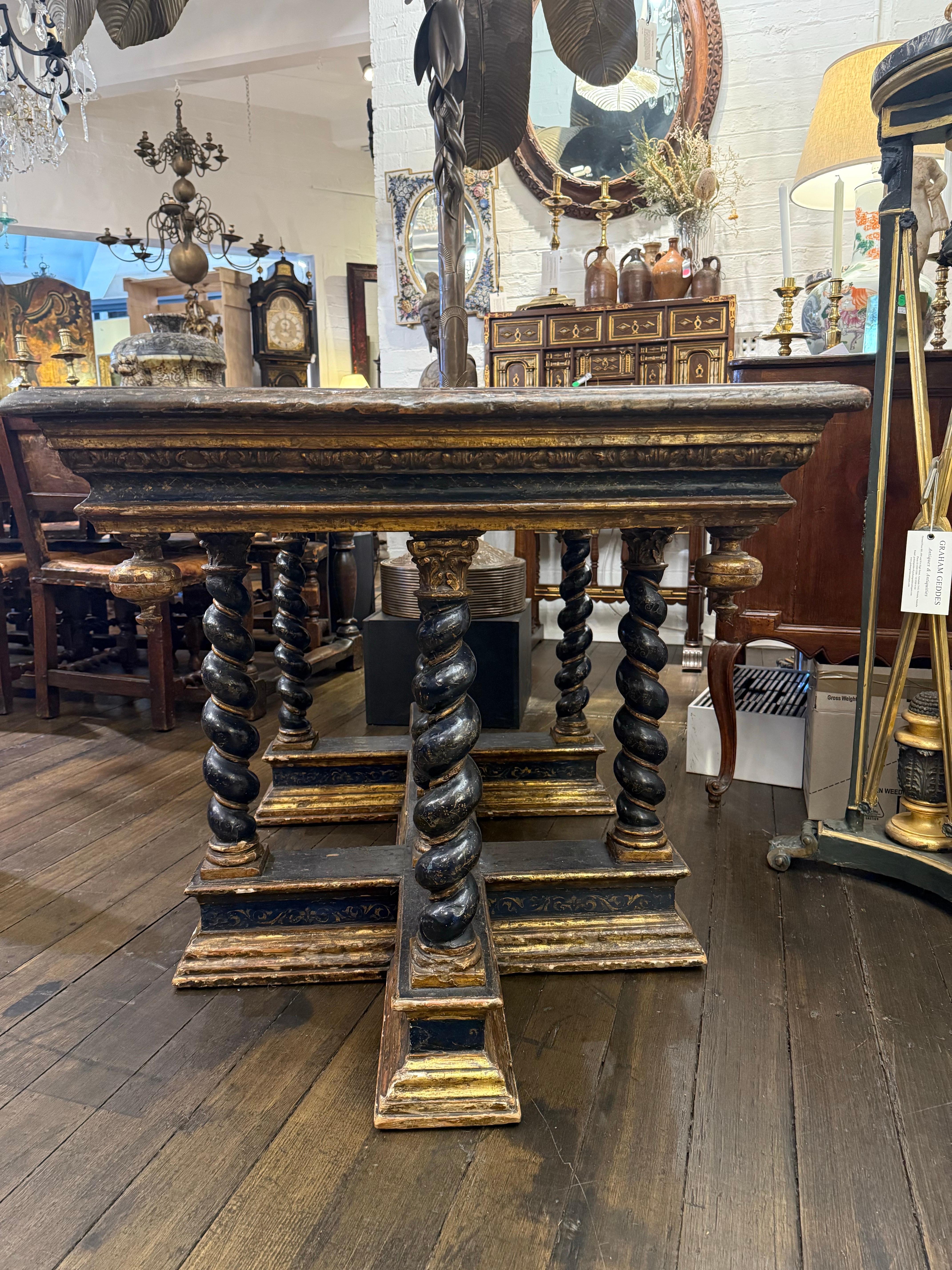 Table centrale en laque et parcellaire doré, Florentine, XVIe siècle en vente 1