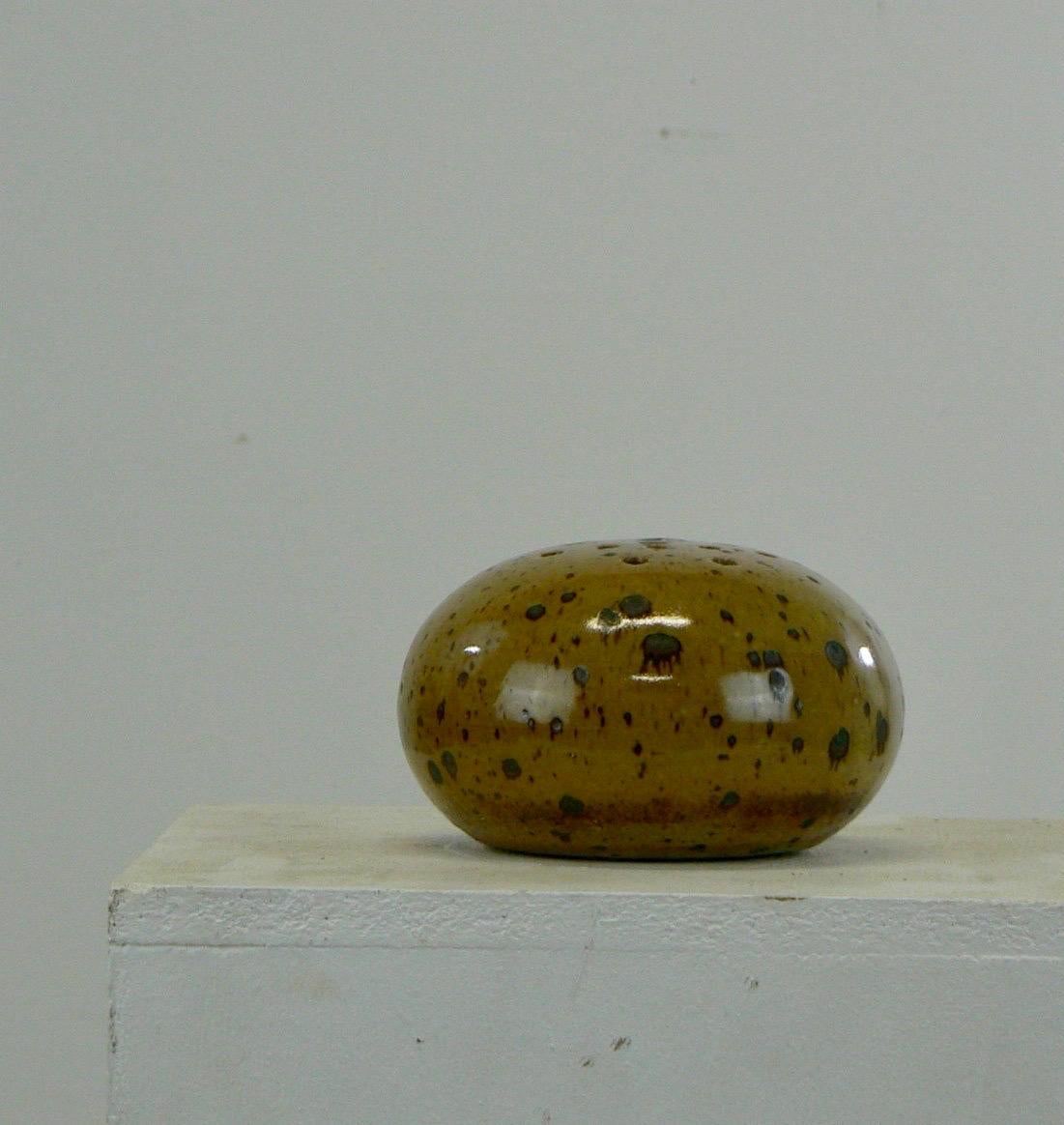 Porte-cueillette en grès pyriteux en forme de sphère. Travail français de La Borne dans les années 1970, avec un émail exquis.