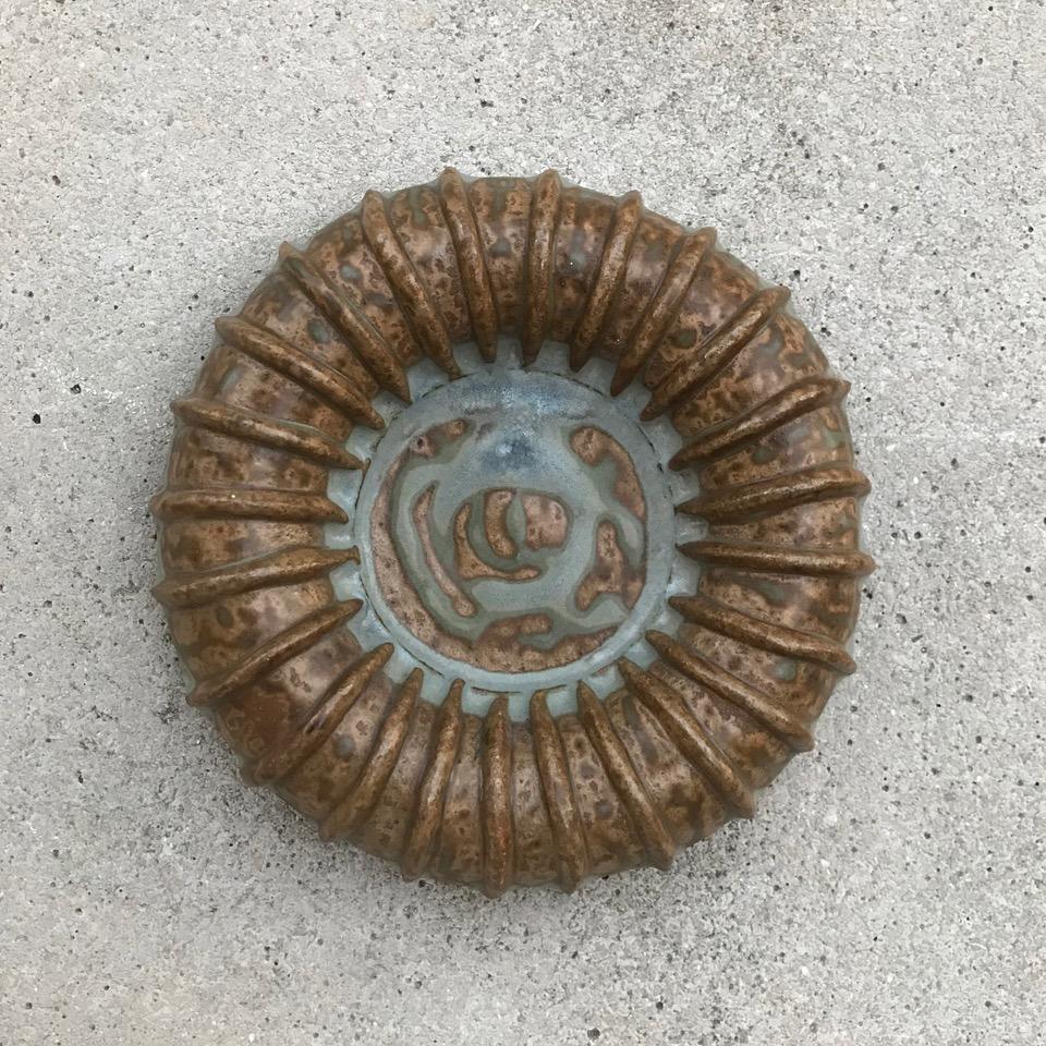 Céramique Plat cannelé en céramique Arne Bang des années 1940, Danemark, milieu du siècle, signé AB en vente