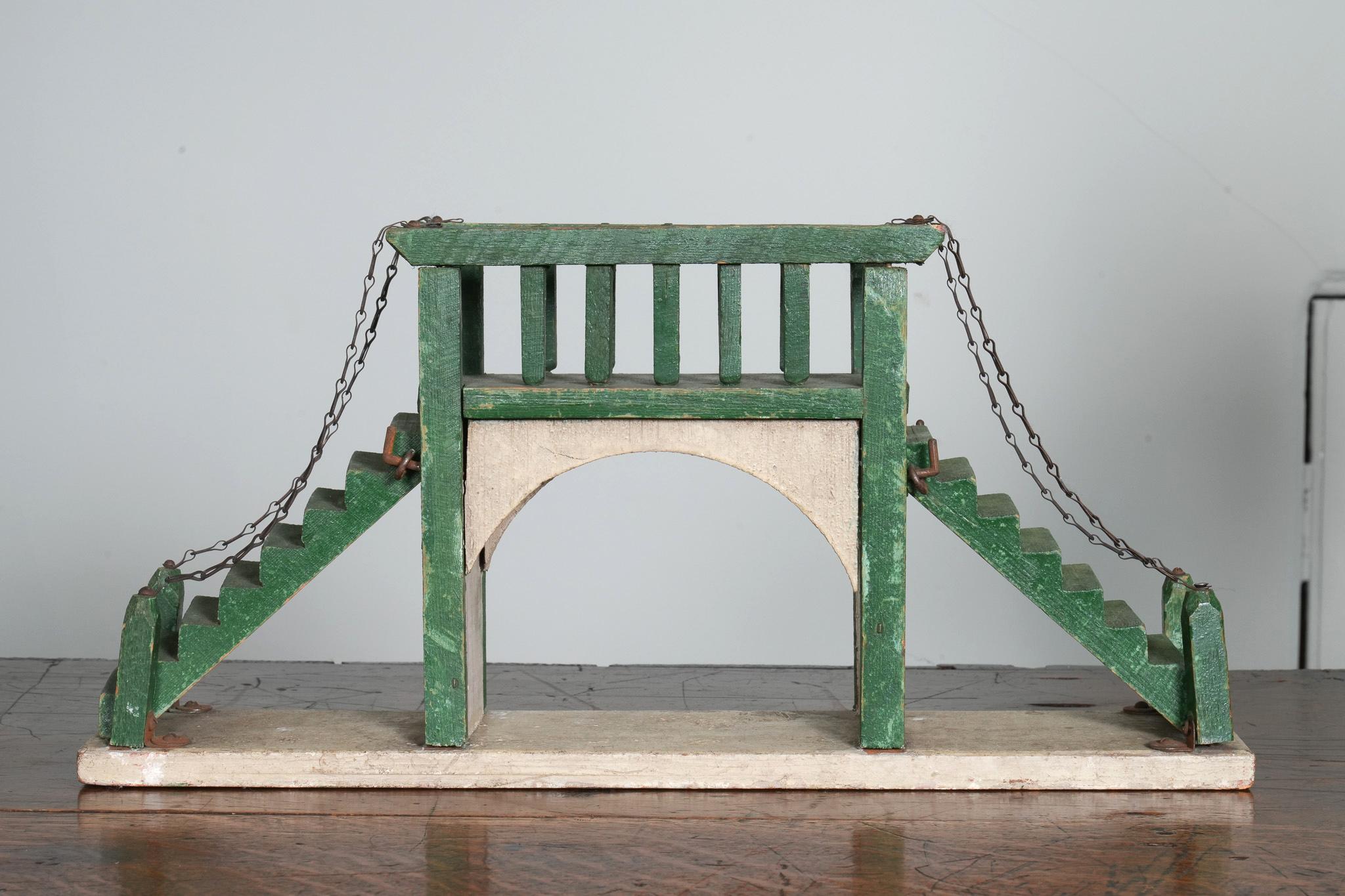 Modèle en pin peint d'un pont piétonnier, construit de toutes pièces.

Petite chose fab, les escaliers se décrochent sans raison que l'on puisse voir.