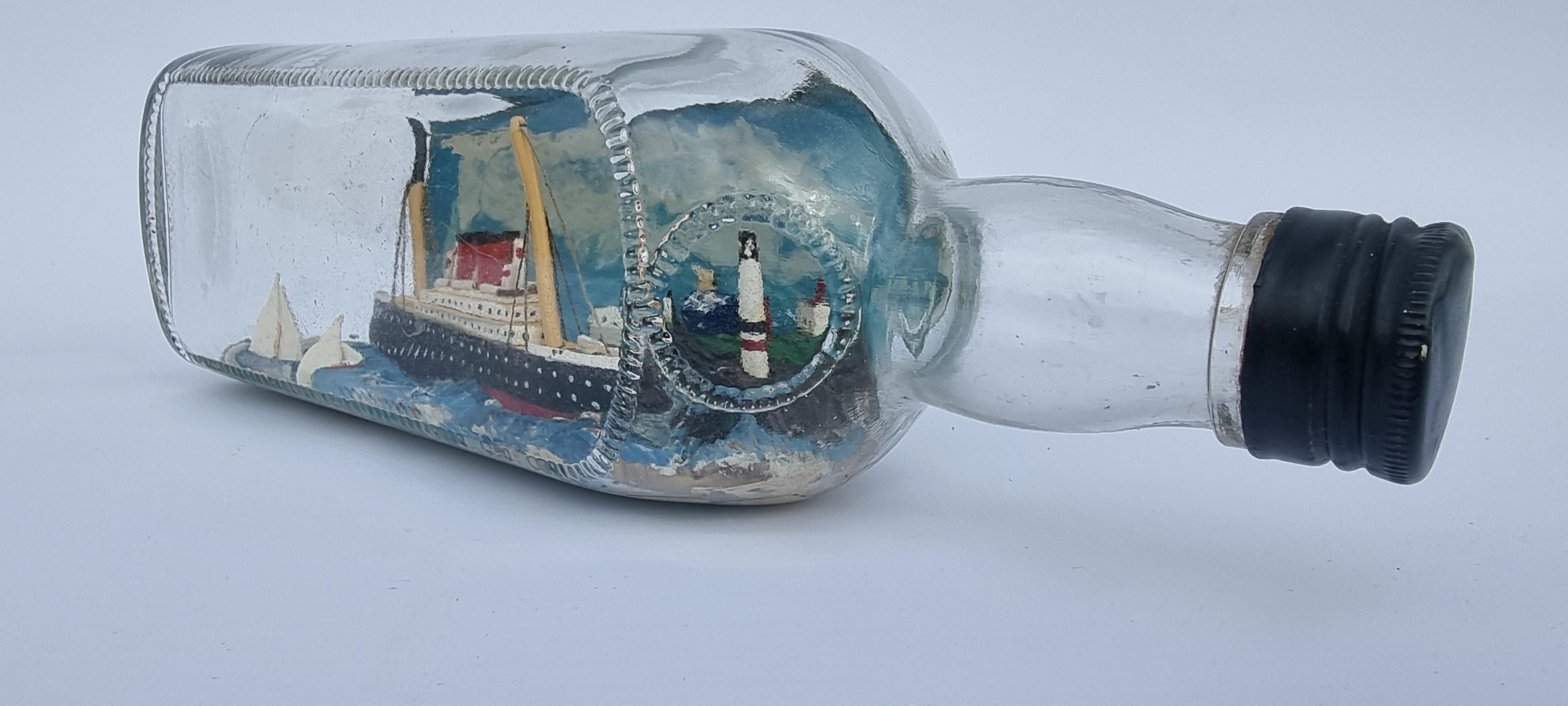 Ein Volkskunst-Diorama Modell Passagierschiff in einer Flasche Englisch um 1930 (Glas) im Angebot