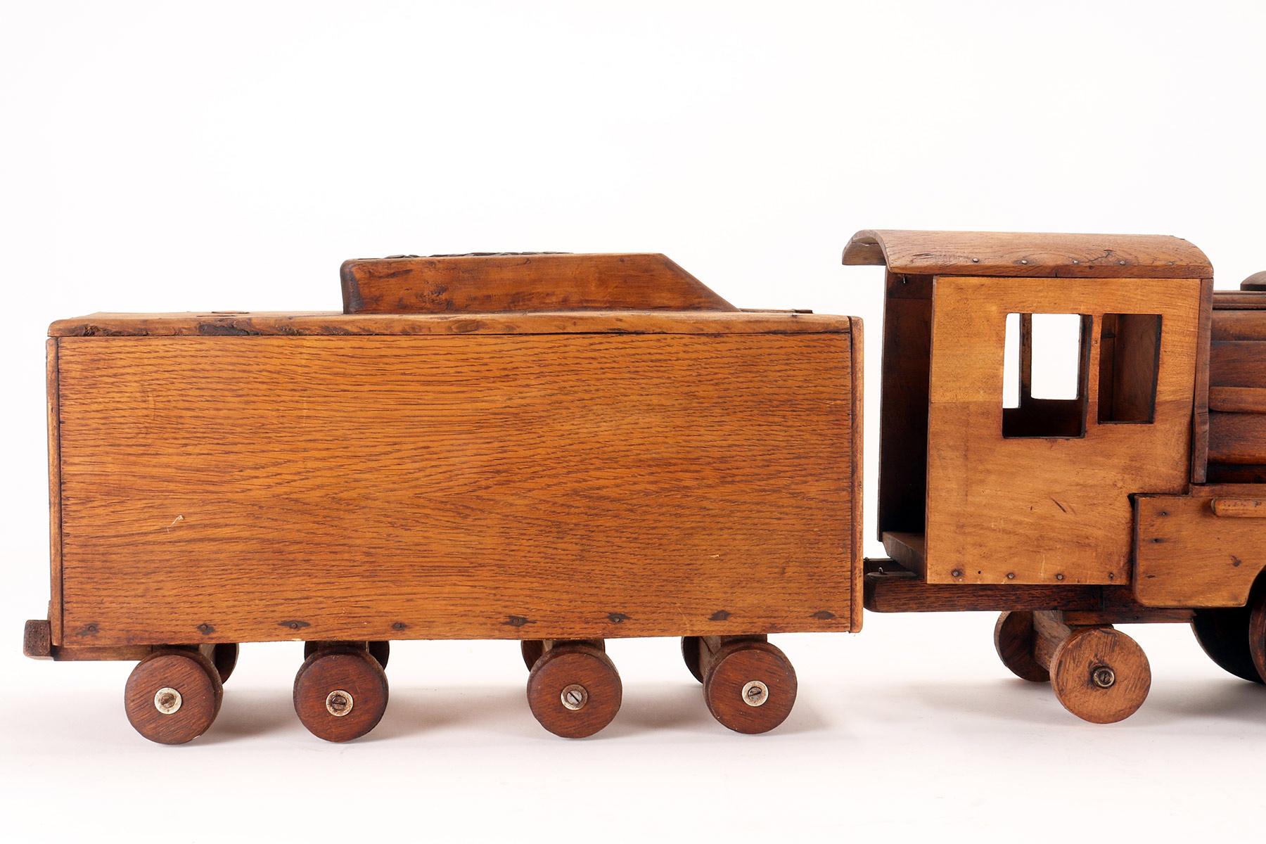 Ein Volkskunstmodell eines Spielzeugs, das eine Dampfzug darstellt, USA 1900. im Angebot 1