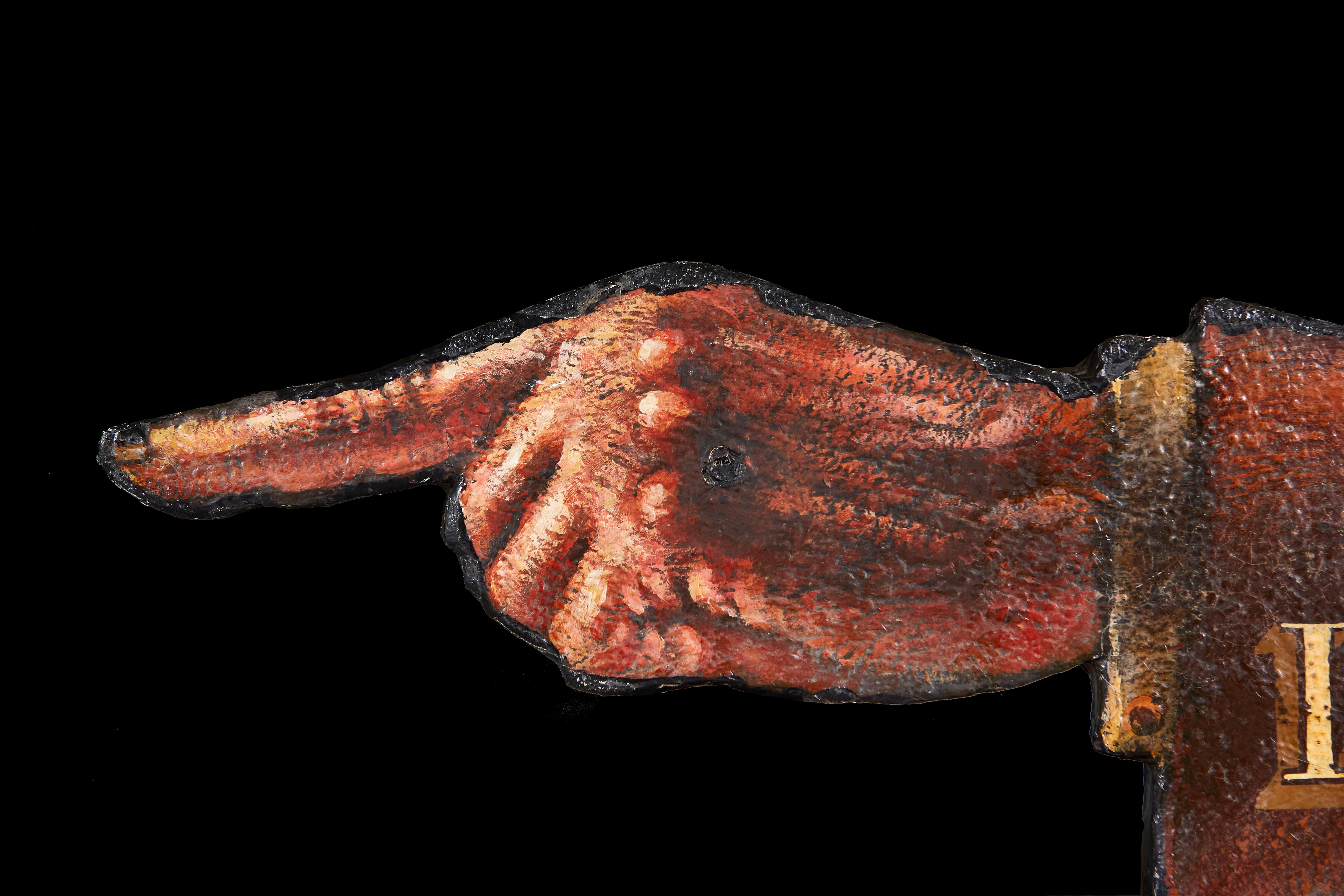 Un panneau d'art populaire édouardien avec un doigt surdimensionné, portant l'inscription 