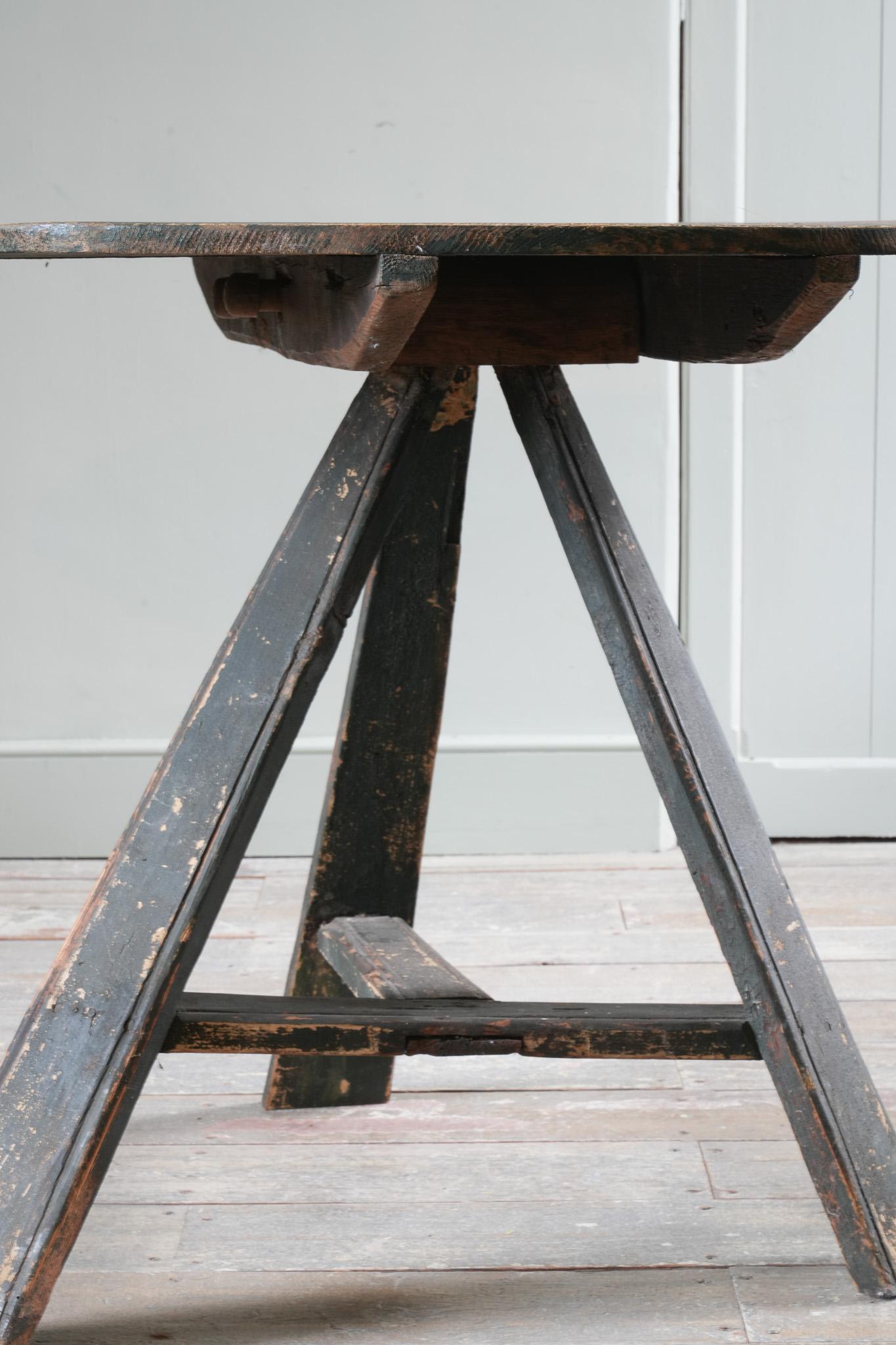 Table de cricket vernaculaire peinte à la main Bon état - En vente à Conwy, GB