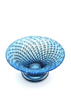 Eine Schale mit Fuß von Bertil Vallien für Boda mit kontrolliertem Blasendekor