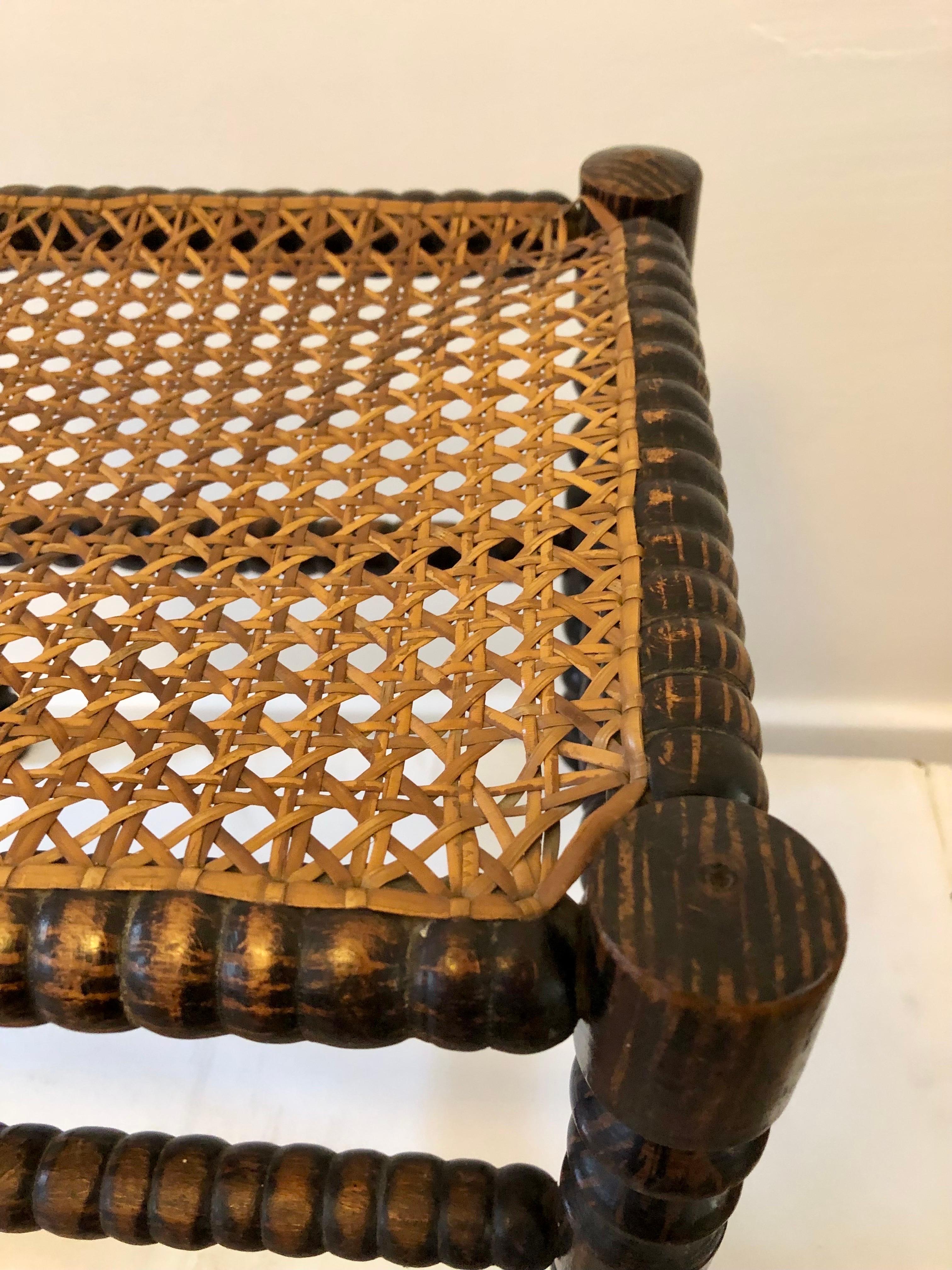 A footstool from the early 20th century - turned wood and caning - France. In Good Condition For Sale In SOTTEVILLE-LÈS-ROUEN, FR