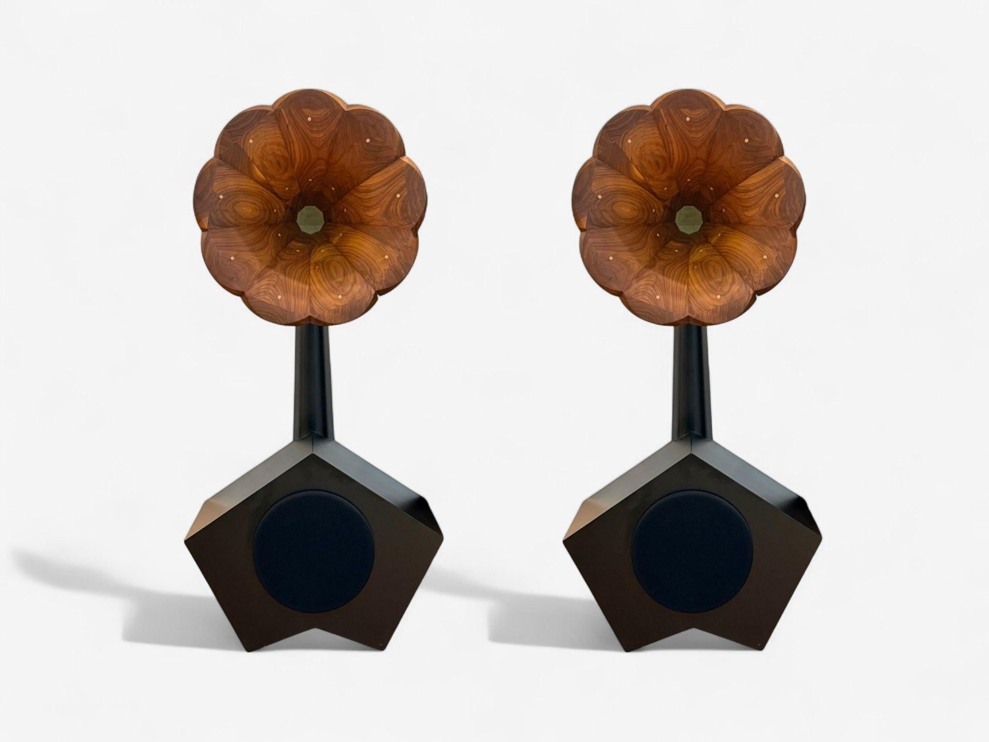 A für Ara, Contemporary, Nussbaum, Ebenholz, Blattgold, High Fidelity Standlautsprecher, USA 21st C

Modell FS-1 Standlautsprecher von A for Ara - Der in New York gefertigte FS-1 kombiniert ein Horn aus feinem Walnussholz mit Punktintarsien mit