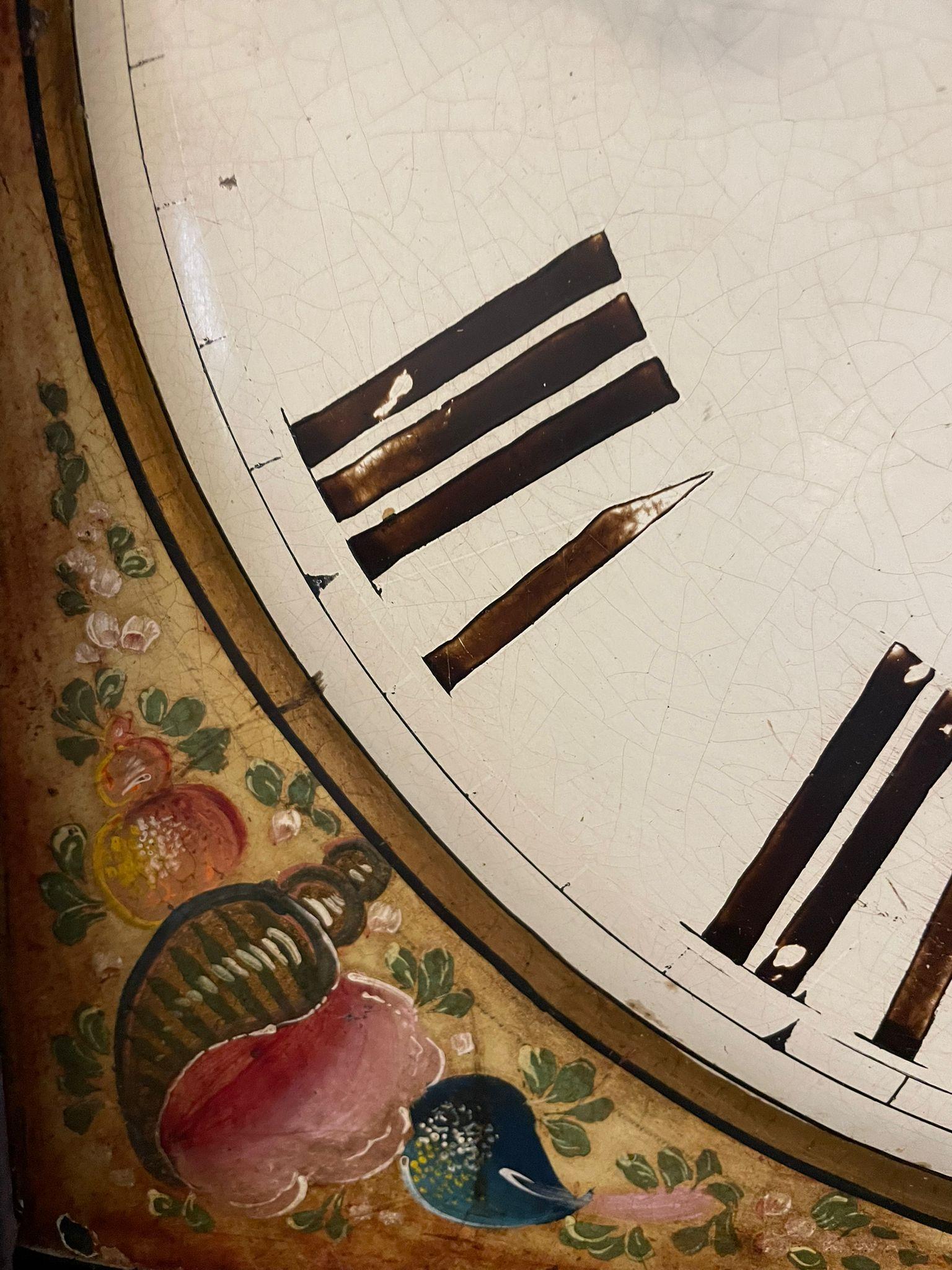 Anglais Horloge de parquet ancien de qualité George III en chêne et acajou avec visage peint de 8 jours en vente